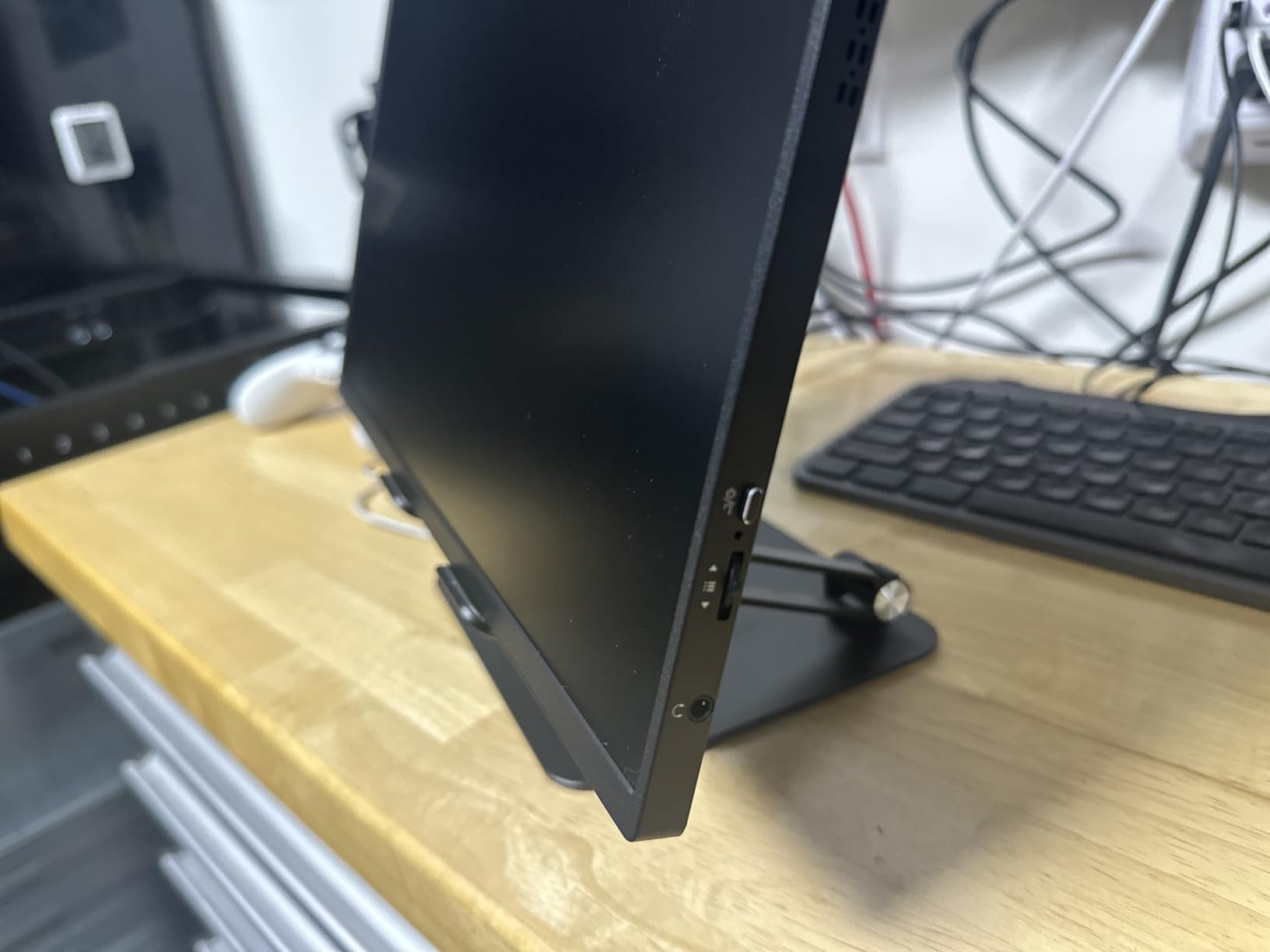 UPERFECT True 4K Portable Monitor QLED, 15.6