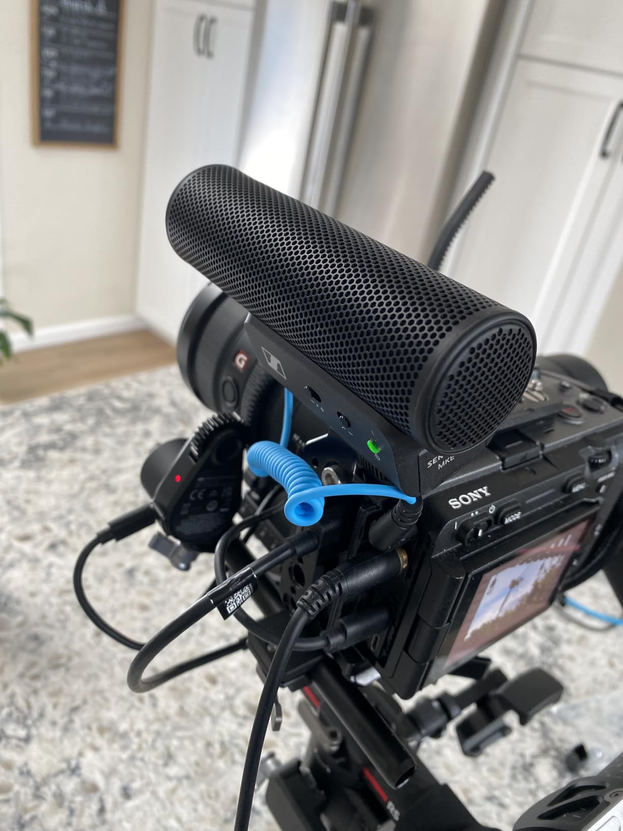 Sennheiser Professional MKE 400 Directional On-Camera Shotgun Microphone with 3.5mm TRS and TRRS Connectors for DSLR, Mirrorless & Mobile, Connects with Auxiliary - Customer Photo 1