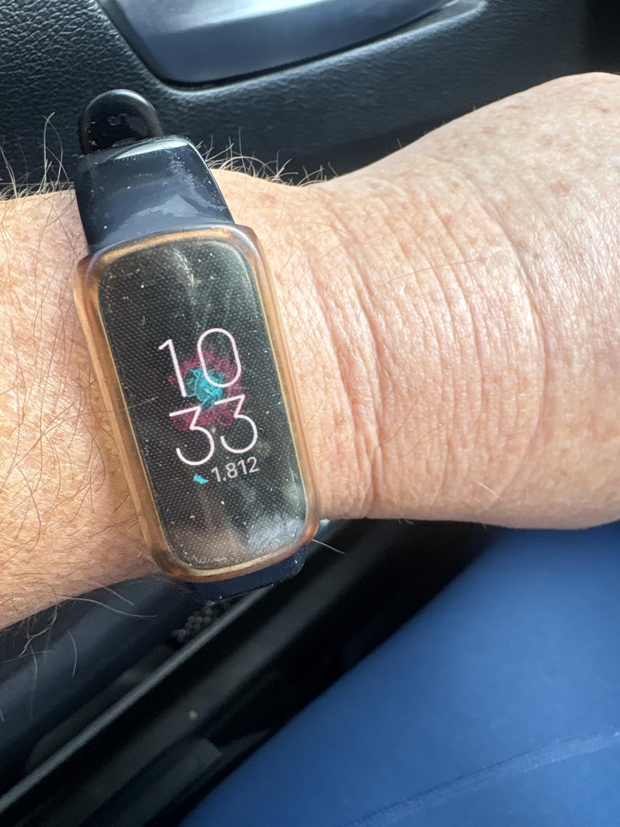 Fitbit Luxe-Fitness and Wellness-Tracker with Stress Management, Sleep-Tracking and 24/7 Heart Rate, Black/Graphite, One Size (S & L Bands Included) - Customer Photo 1
