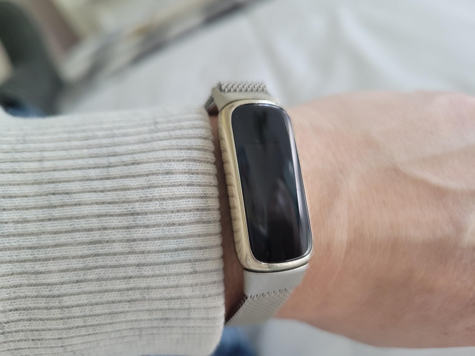 Fitbit Luxe-Fitness and Wellness-Tracker with Stress Management, Sleep-Tracking and 24/7 Heart Rate, Black/Graphite, One Size (S & L Bands Included) - Customer Photo 2