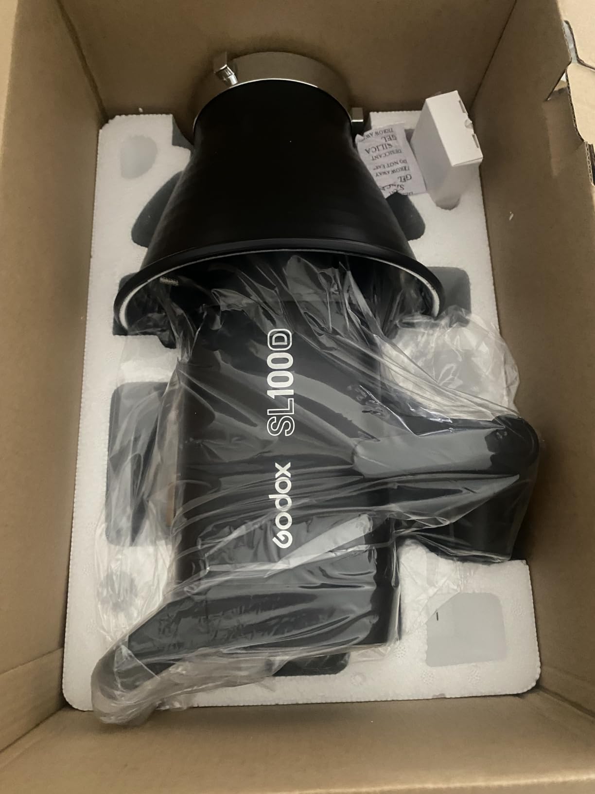 Godox SL100D LED Video Light,100W TLCI≥97 CRI≥96,5600K Continuous Lighting, 8 FX Lighting Effects, 32100Lux @1M Bowens Mount COB LED Continuous Light for Video Shooting,Content Creating,Photography Customer Review Godox SL100D LED Video Light,100W TLCI≥97 CRI≥96,5600K Continuous Lighting, 8 FX Lighting Effects, 32100Lux @1M Bowens Mount COB LED Continuous Light for Video Shooting,Content Creating,Photography - Customer Photo 2