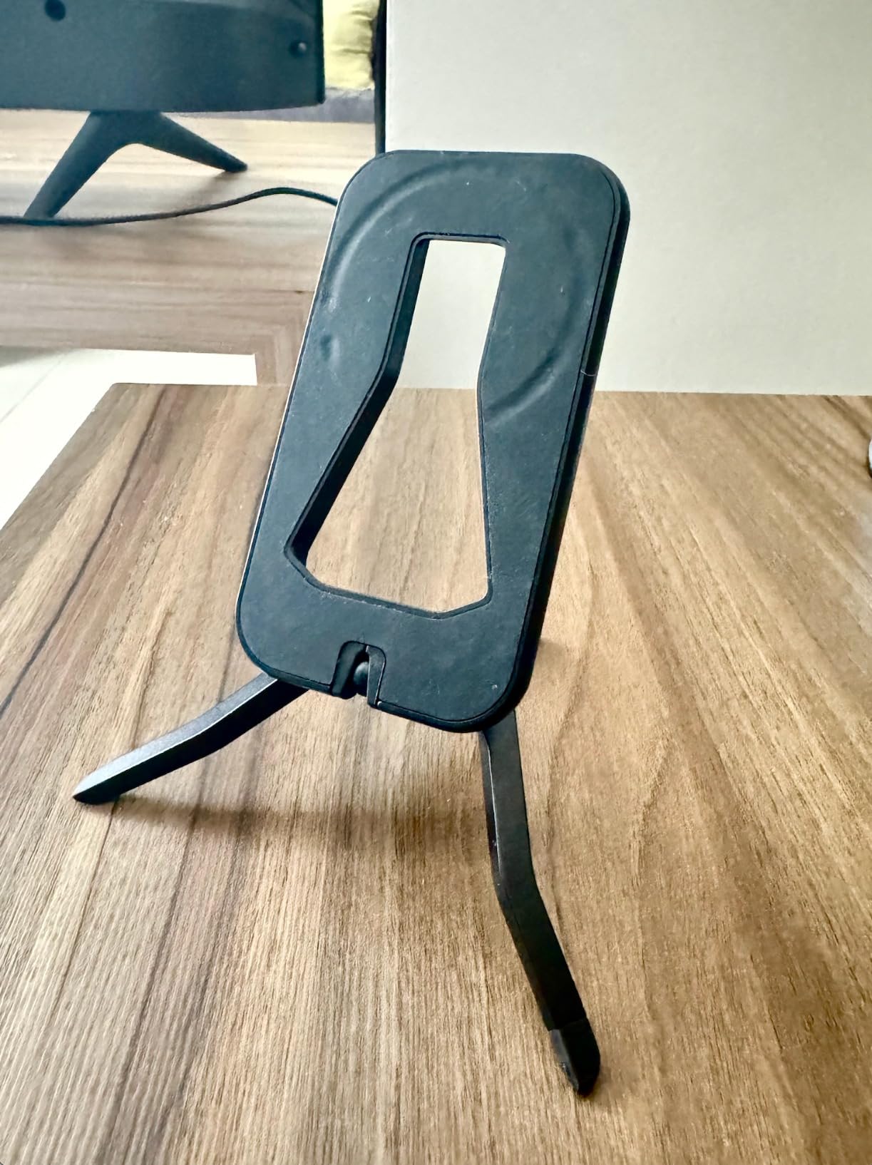 Peak Design Mobile Tripod, Black, Compact Design, Portable and Pocket Friendly, MagSafe Compatible, SlimLink Mounting, Use It as a 3-Legged Stand, Kickstand or Grip, Phone Tripod Stand - Customer Photo 1