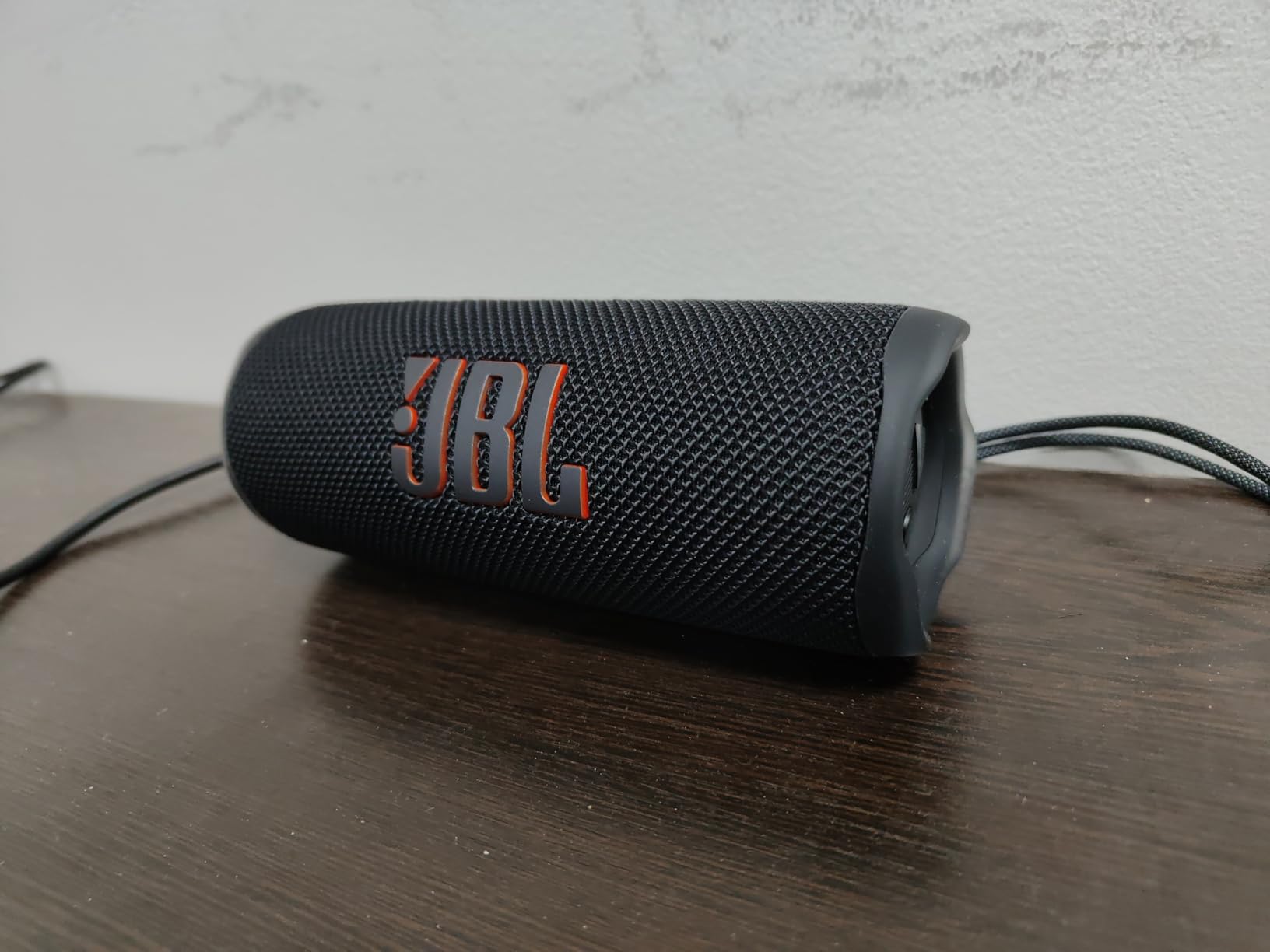 JBL Flip 6 - Portable Bluetooth Speaker, powerful sound and deep bass, IPX7 waterproof, 12 hours of playtime, JBL PartyBoost for multiple speaker pairing for home, outdoor and travel (Black) Customer Review JBL Flip 6 - Portable Bluetooth Speaker, powerful sound and deep bass, IPX7 waterproof, 12 hours of playtime, JBL PartyBoost for multiple speaker pairing for home, outdoor and travel (Black) - Customer Photo 1