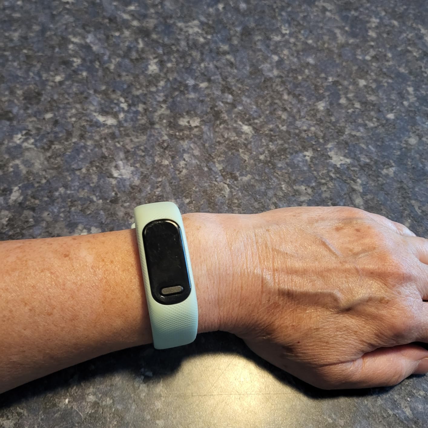 Garmin vvosmart� 5, Fitness Tracker, Long-Lasting Battery, Simple Design, Cool Mint - Customer Photo 1