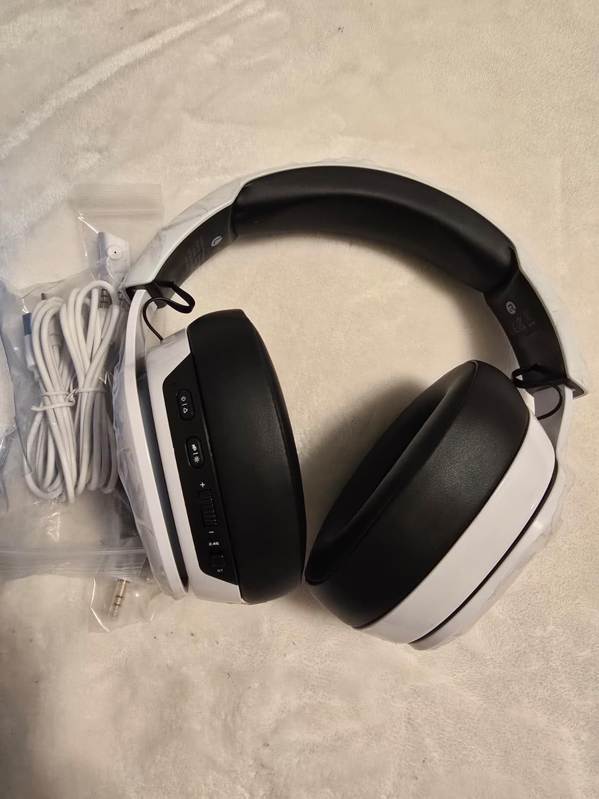 Gtheos 2.4GHz Wireless Gaming Headset for PS5, PS4 Fortnite & Call of Duty/FPS Gamers, PC, Nintendo Switch, Bluetooth 5.3 Gaming Headphones with Noise Canceling Mic, Stereo Sound, 40+Hr Battery -White Customer Review Gtheos 2.4GHz Wireless Gaming Headset for PS5, PS4 Fortnite & Call of Duty/FPS Gamers, PC, Nintendo Switch, Bluetooth 5.3 Gaming Headphones with Noise Canceling Mic, Stereo Sound, 40+Hr Battery -White - Customer Photo 2