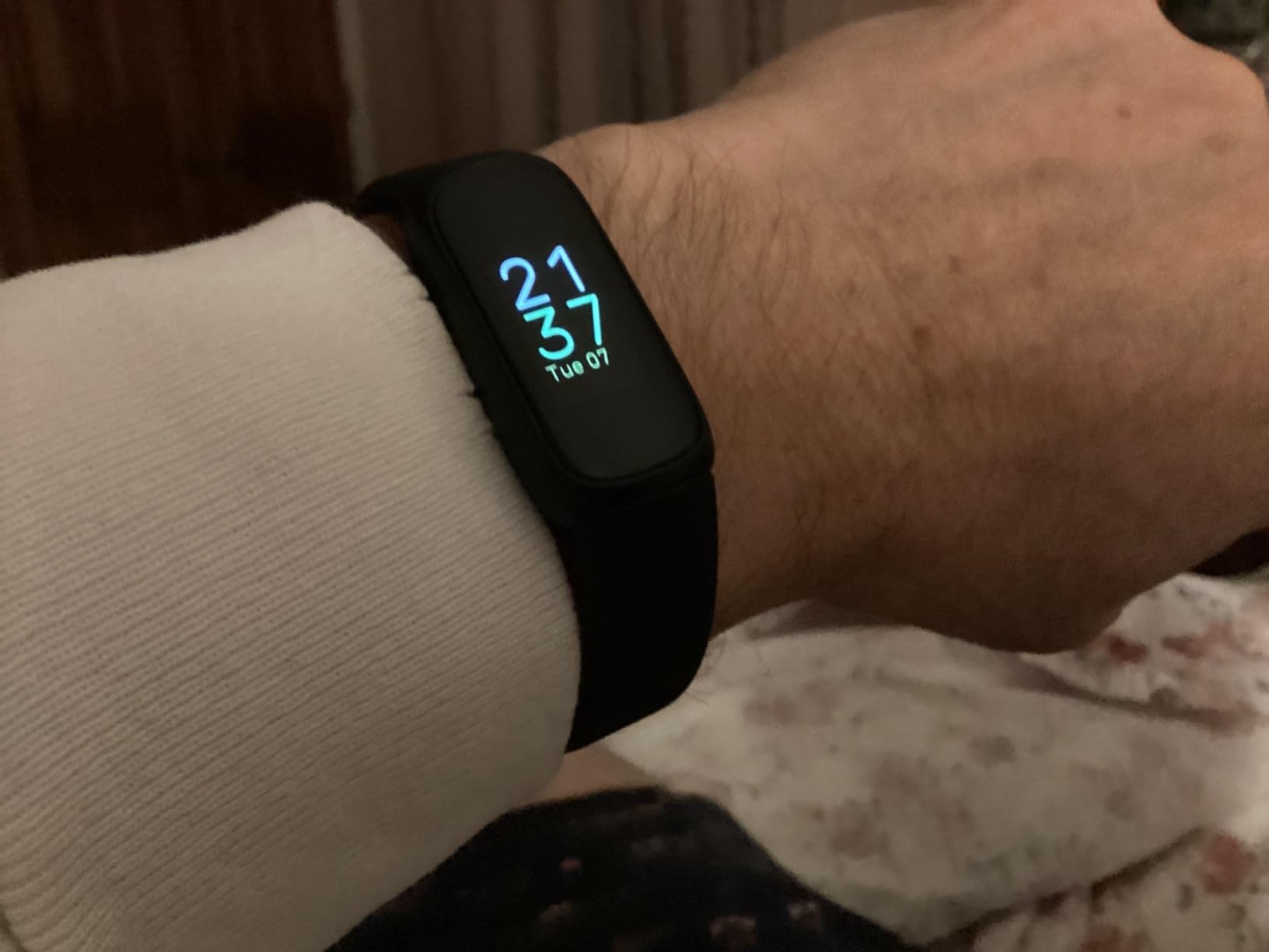 Fitbit Inspire 3 Health &-Fitness-Tracker with Stress Management, Workout Intensity, Sleep Tracking, 24/7 Heart Rate and more, Morning Glow/Black, One Size (S & L Bands Included) - Customer Photo 1