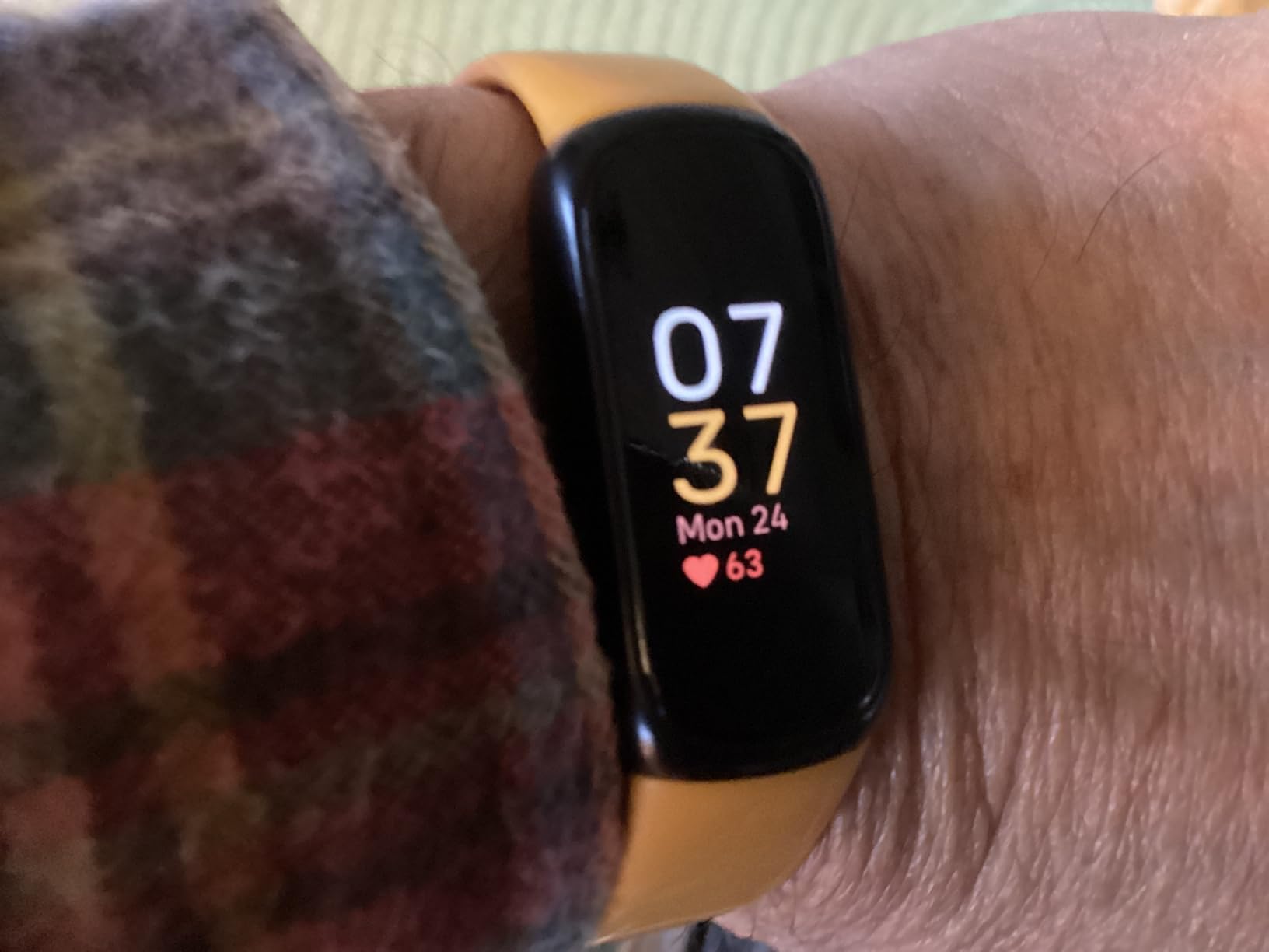 Fitbit Inspire 3 Health & Fitness-Tracker with Stress Management, Workout Intensity, Sleep Tracking, 24/7 Heart Rate and more, Morning Glow/Black, One Size (S & L Bands Included) - Customer Photo 1