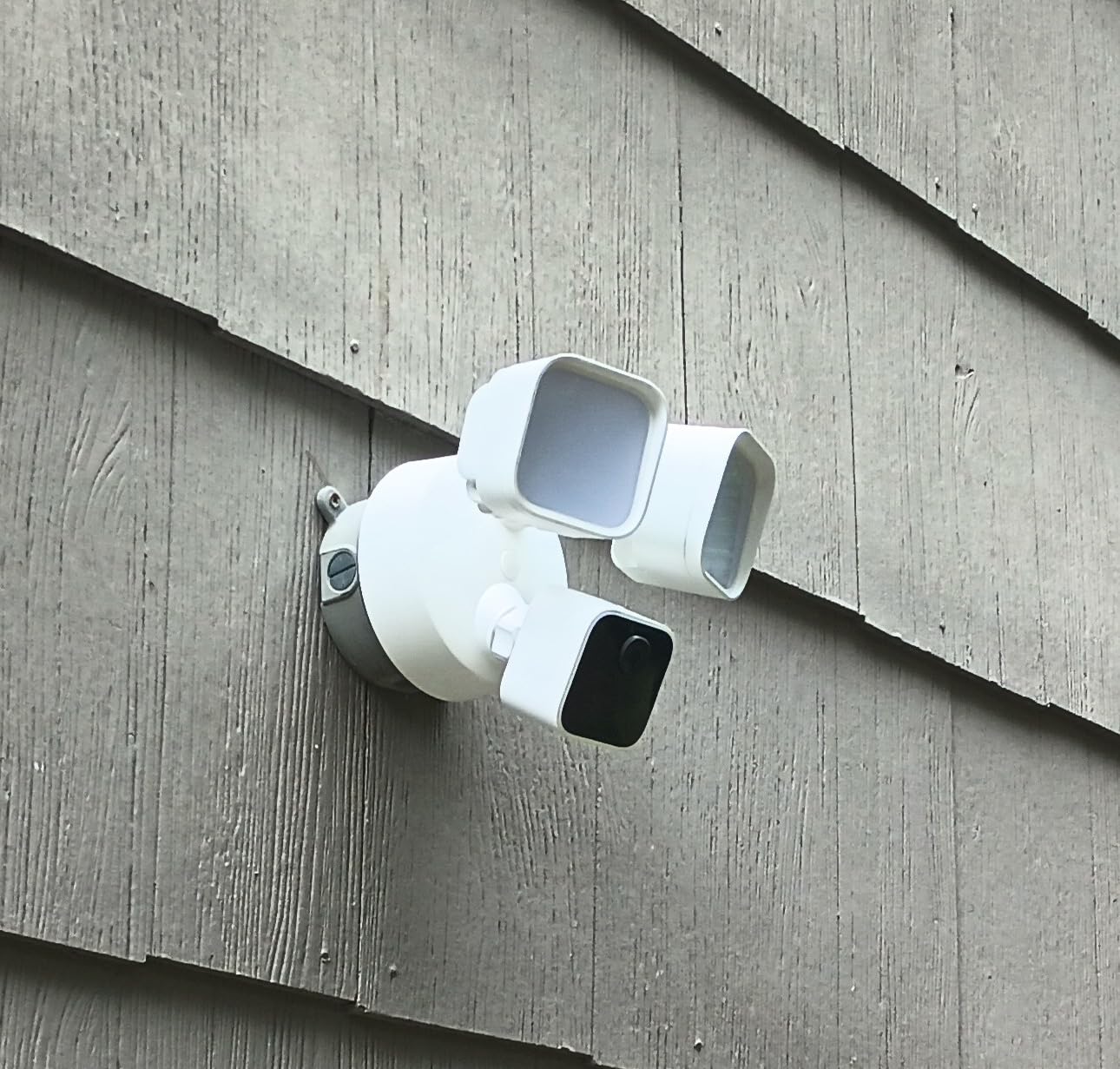Blink Wired Floodlight Camera, Smart security camera, 2600 lumens, HD live view, enhanced motion detection, built-in siren, Works with Alexa, 1 camera (White) Customer Review Blink Wired Floodlight Camera, Smart security camera, 2600 lumens, HD live view, enhanced motion detection, built-in siren, Works with Alexa, 1 camera (White) - Customer Photo 1