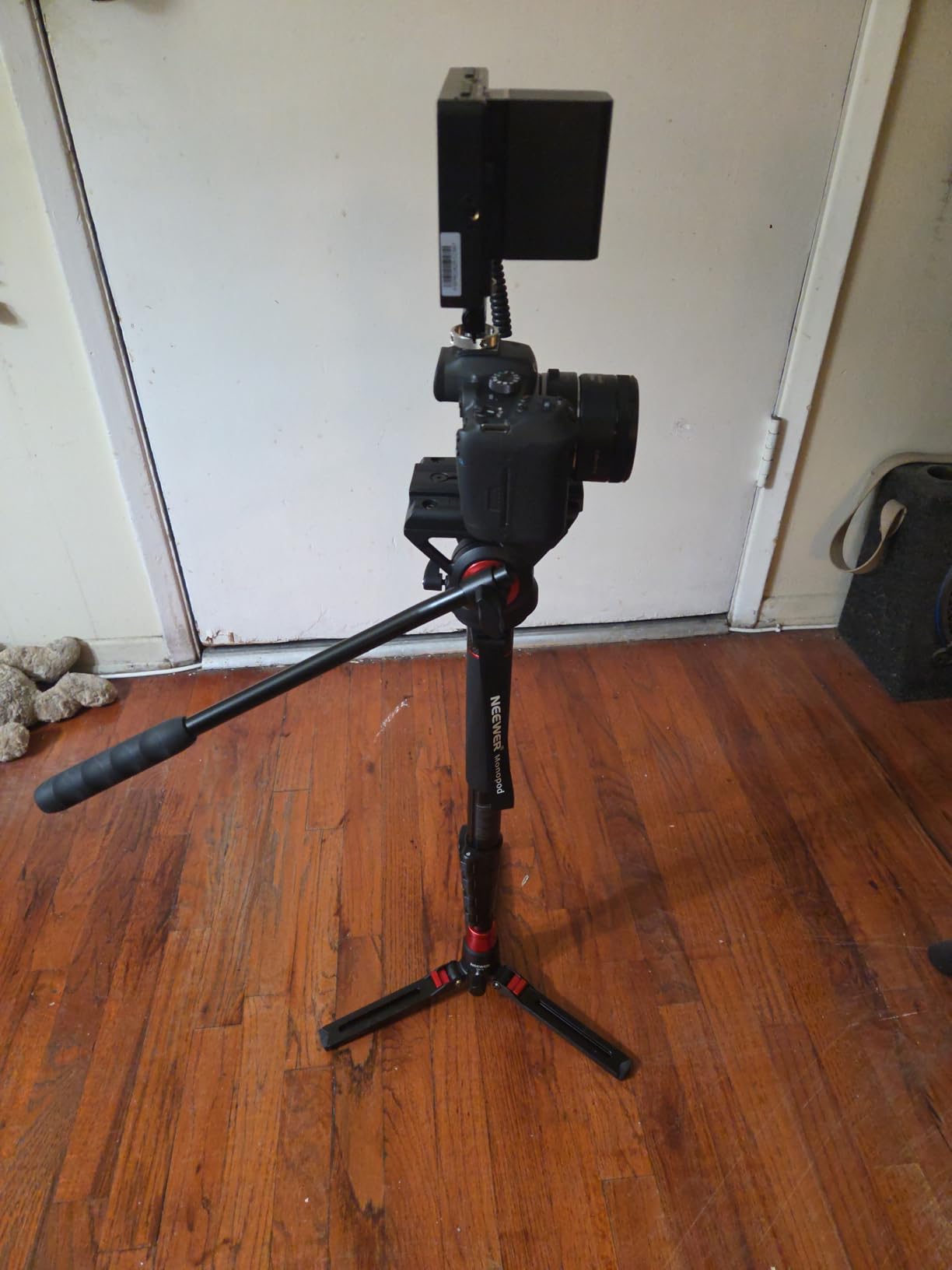 NEEWER Professional Camera Monopod with Feet, 70.5 NEEWER Professional Camera Monopod with Feet, 70.5