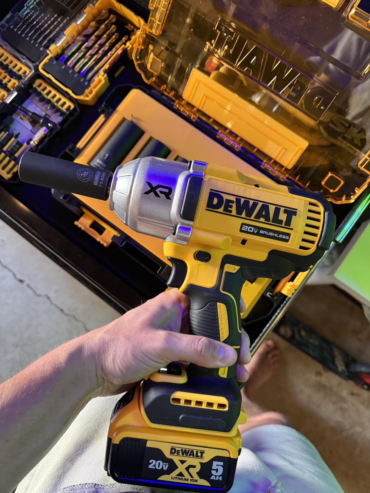DEWALT 20V MAX Cordless Impact Wrench with Hog Ring Anvil, Brushless High Torque 1/2 Impact Gun, 4-Mode Speed, Includes Battery, Charger and Kit Bag (DCF900P1) customer photo 1