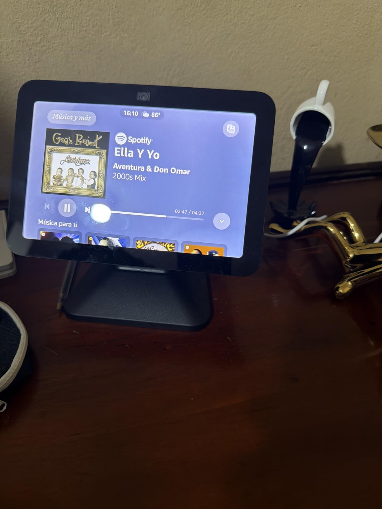 Like-New Amazon Echo Show 8, With Spatial Audio, Smart Home Hub, Designed for Alexa+, Charcoal customer photo 2