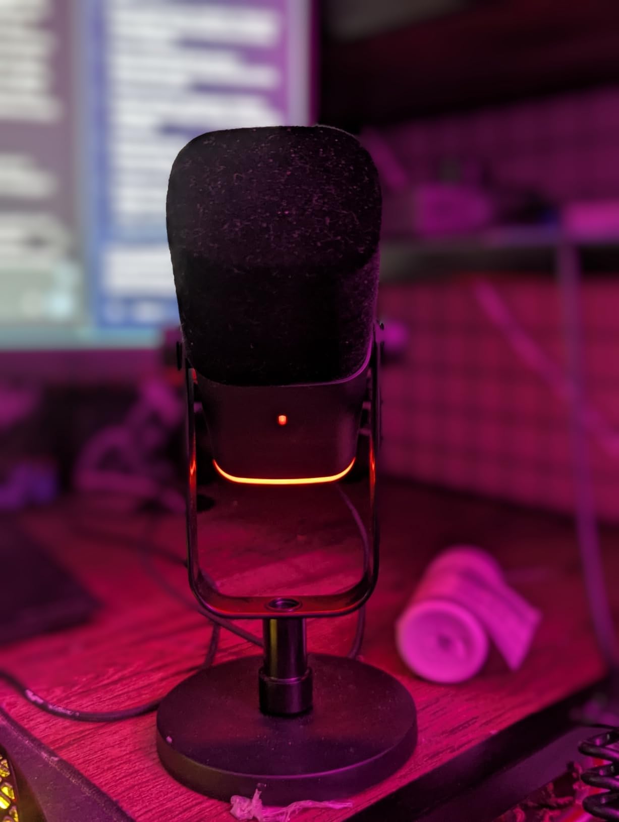 FIFINE USB/XLR Dynamic Microphone for Podcast Recording, PC Computer Gaming Streaming Mic with RGB Light, Mute Button, Headphones Jack, Desktop Stand, Vocal Mic for Singing YouTube-AmpliGame AM8 Customer Review FIFINE USB/XLR Dynamic Microphone for Podcast Recording, PC Computer Gaming Streaming Mic with RGB Light, Mute Button, Headphones Jack, Desktop Stand, Vocal Mic for Singing YouTube-AmpliGame AM8 - Customer Photo 1