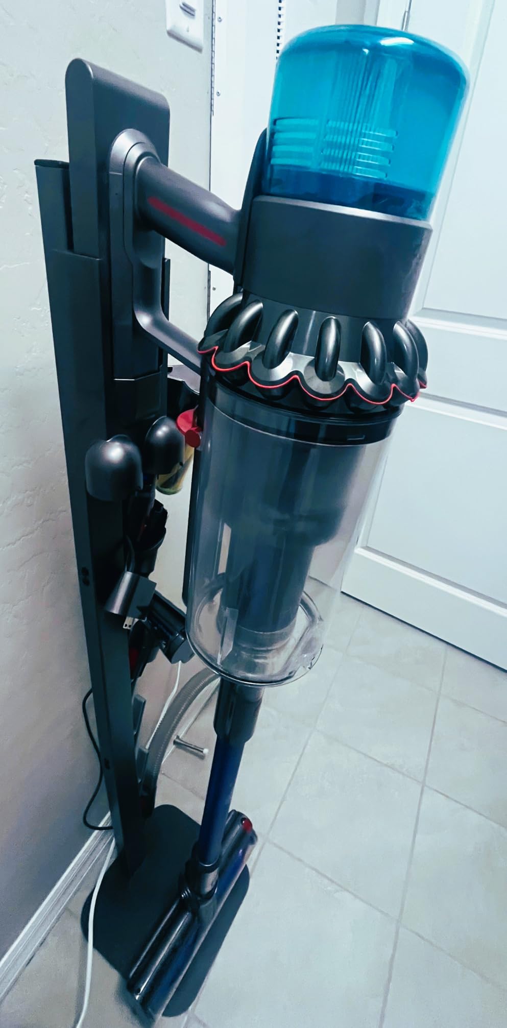 Dyson Gen5detect Cordless Vacuum, 280AW, 3 Power Modes, Up to 70 Minutes, Illumination Reveals dust, HEPA Filtration, All Floor Types customer photo 2