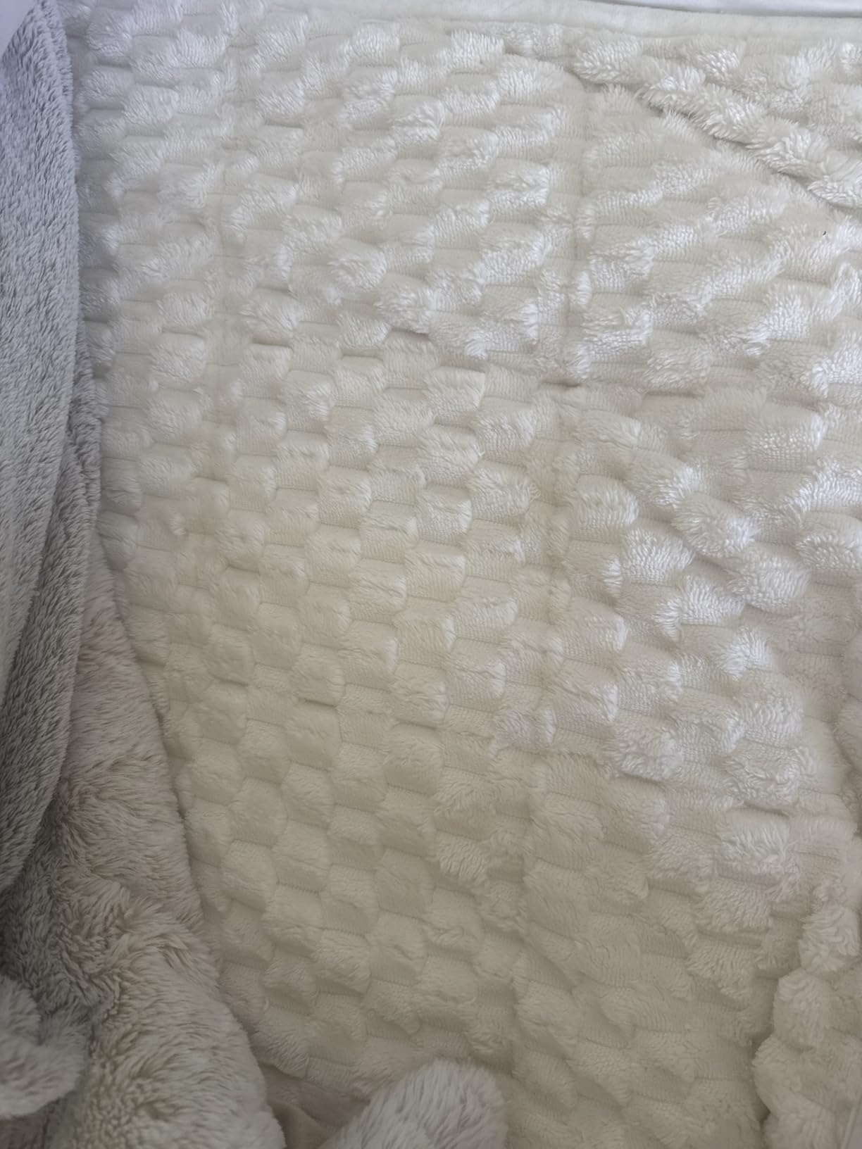 Topblan Weighted Blanket Queen Size 15lbs, Soft Jacquard Sherpa Heavy Blankets for Sleep Natural and Calming, Fluffy Cozy Sofa Bed Blanket for Winter, 60 x 80 inches Customer Review Topblan Weighted Blanket Queen Size 15lbs, Soft Jacquard Sherpa Heavy Blankets for Sleep Natural and Calming, Fluffy Cozy Sofa Bed Blanket for Winter, 60 x 80 inches - Customer Photo 2