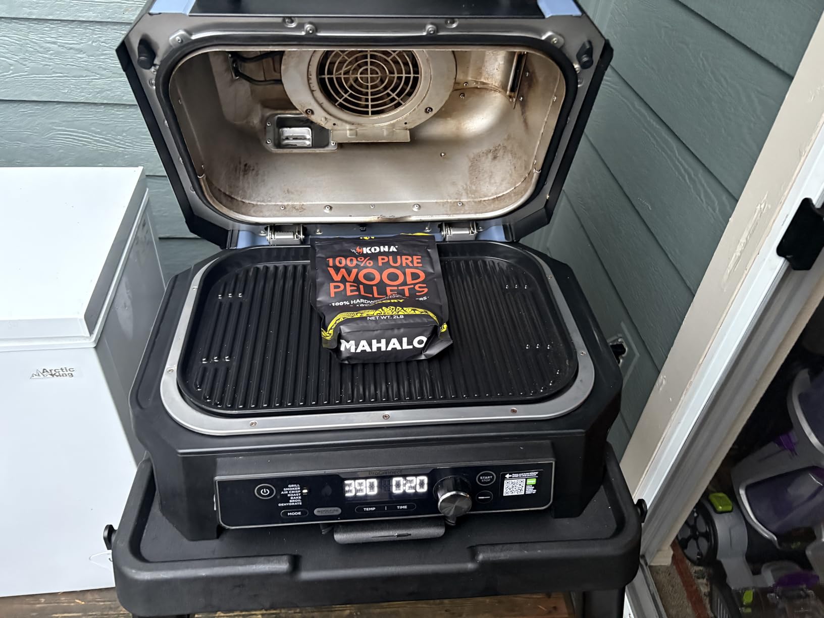 Ninja | Grill & Smoker | Outdoor Woodfire Pro XL | 4 in 1 Grill, BBQ Smoker, Air Fryer & Bake | Portable | Includes Built in Thermometer & 2 Woodfire Pellet Packs | Dark Grey | OG850 - Customer Photo 1