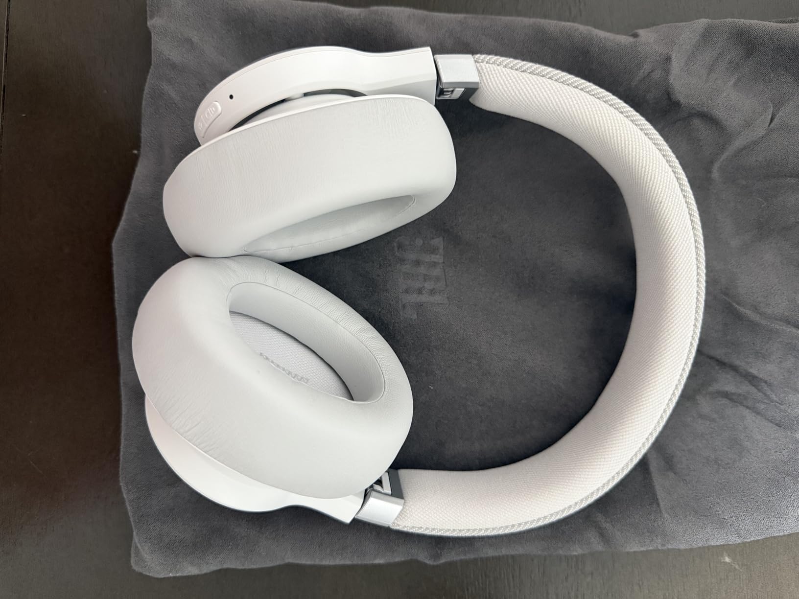 JBL Live 770NC - Wireless Over-Ear Headphones with True Adaptive Noise Cancelling with Smart Ambient, Up to 65 Hours of Battery Life, Comfort-fit Fabric Headband & Carrying Pouch (Black) Customer Review JBL Live 770NC - Wireless Over-Ear Headphones with True Adaptive Noise Cancelling with Smart Ambient, Up to 65 Hours of Battery Life, Comfort-fit Fabric Headband & Carrying Pouch (Black) - Customer Photo 2