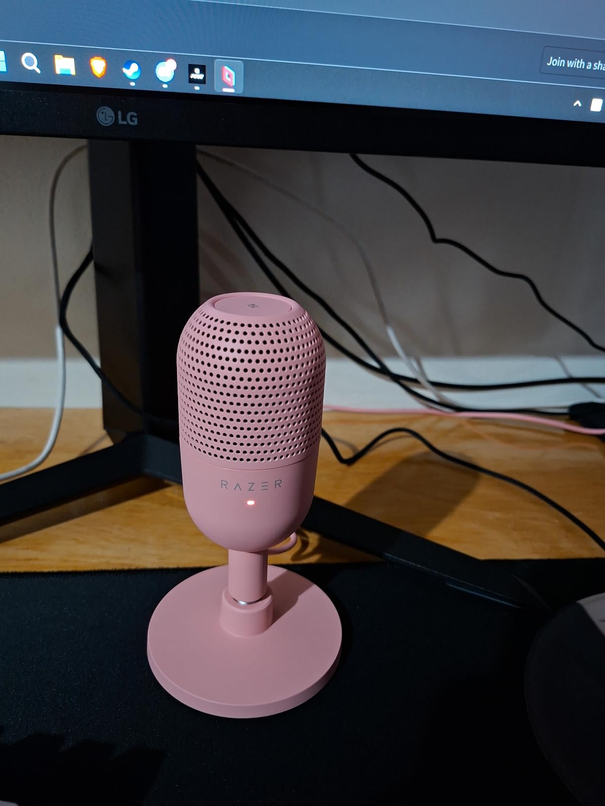 Razer Seiren V3 Mini USB Microphone: Condenser Mic - Supercardioid Pickup Pattern - Tap-to-Mute Sensor with LED Indicator - Shock Absorber - Ultra Compact - PC, Discord, OBS Studio, XSplit - Black Customer Review Razer Seiren V3 Mini USB Microphone: Condenser Mic - Supercardioid Pickup Pattern - Tap-to-Mute Sensor with LED Indicator - Shock Absorber - Ultra Compact - PC, Discord, OBS Studio, XSplit - Black - Customer Photo 2