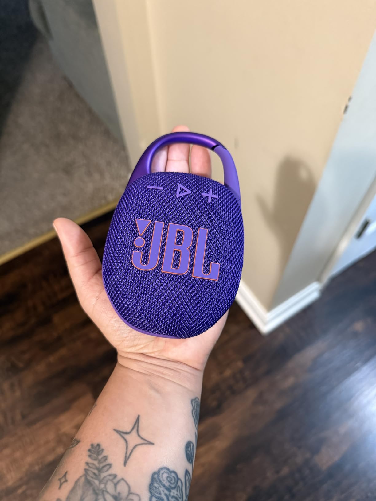 JBL Clip 5 - Ultra-Portable Bluetooth Speaker with Big JBL Pro Sound, Waterproof & Dustproof, Integrated Carabiner, 12 Hours Playtime - Customer Photo 3