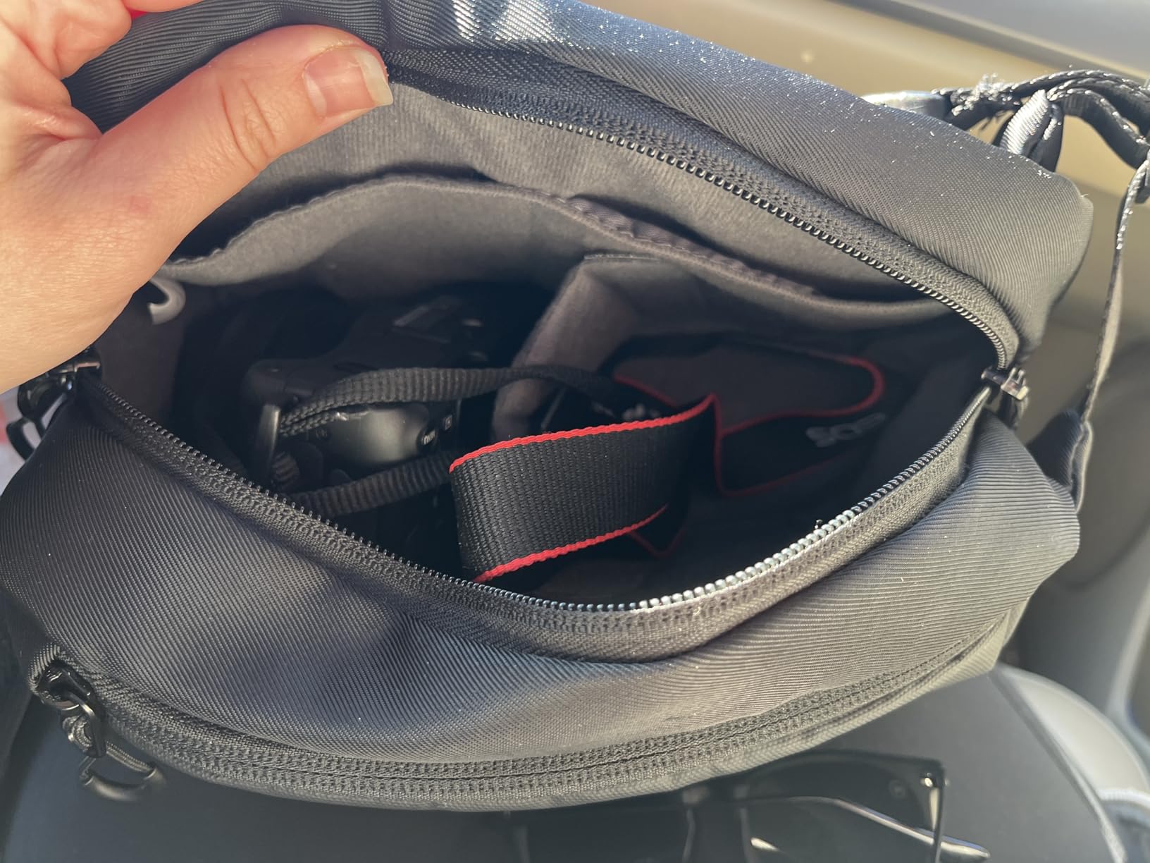 K&F Concept 2 in 1 Sling Bag Everyday Shoulder Bag & Multifunction Photography Crossbody Camera DSLR Backpack Portable Bag Customer Review K&F Concept 2 in 1 Sling Bag Everyday Shoulder Bag & Multifunction Photography Crossbody Camera DSLR Backpack Portable Bag - Customer Photo 1