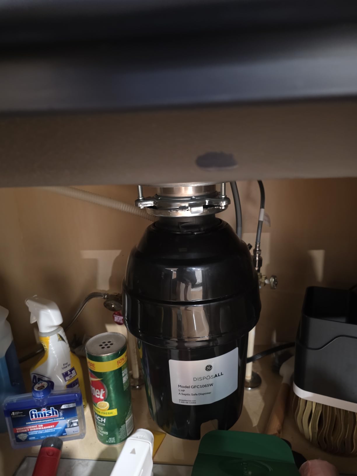 GE Disposall Continuous Feed 1/2 HP Motor Garbage Disposer, Good for Grinding: Cooked Meat, Beans, & Seeds, Universal 3 Bolt Install & Power Cord Included, Recommended for 2-4 Person Homes, GFC565W - Customer Photo 1