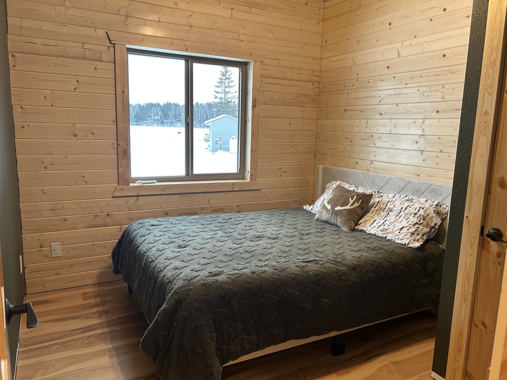 Yaheetech Queen Bed Frame Upholstered Platform Bed with Wing Side/Wooden Slat Support/Tufted Headboard with Wing Side/Mattress Foundation/No Box Spring Needed,Beige Queen Bed - Customer Photo 2