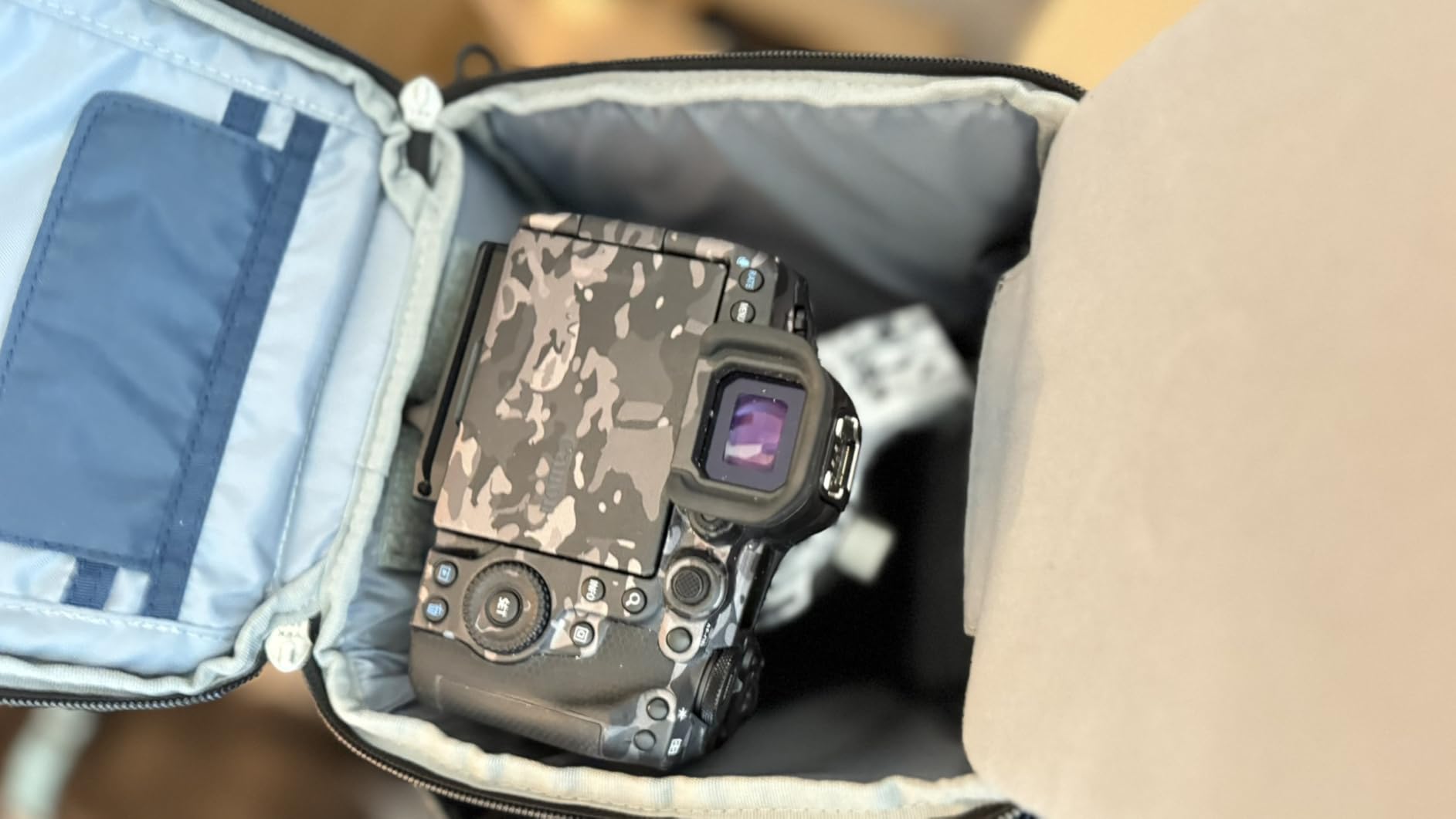 Think Tank Digital Holster 10 V3 Camera Bag Only for Larger Compact Mirrorless Camera Body with 24-70mm f/4 Lens Attached Customer Review Think Tank Digital Holster 10 V3 Camera Bag Only for Larger Compact Mirrorless Camera Body with 24-70mm f/4 Lens Attached - Customer Photo 1