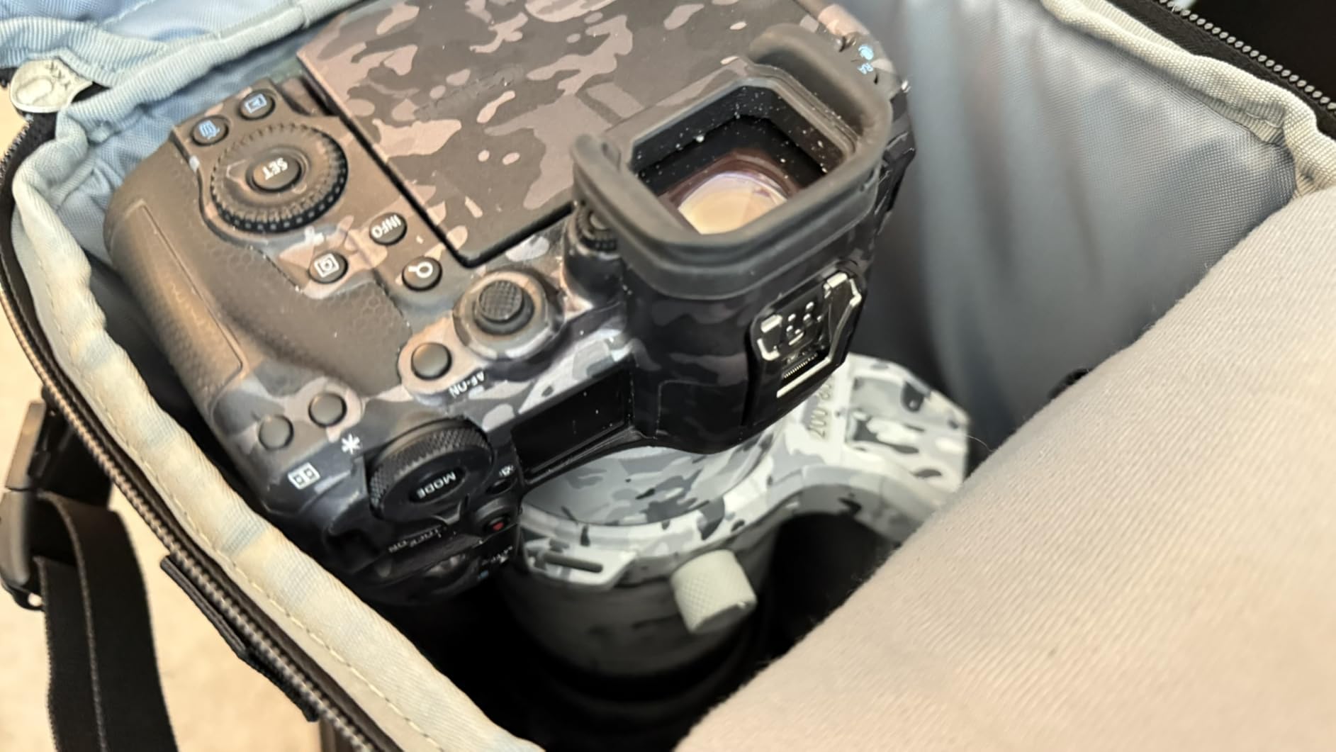 Think Tank Digital Holster 10 V3 Camera Bag Only for Larger Compact Mirrorless Camera Body with 24-70mm f/4 Lens Attached Customer Review Think Tank Digital Holster 10 V3 Camera Bag Only for Larger Compact Mirrorless Camera Body with 24-70mm f/4 Lens Attached - Customer Photo 2