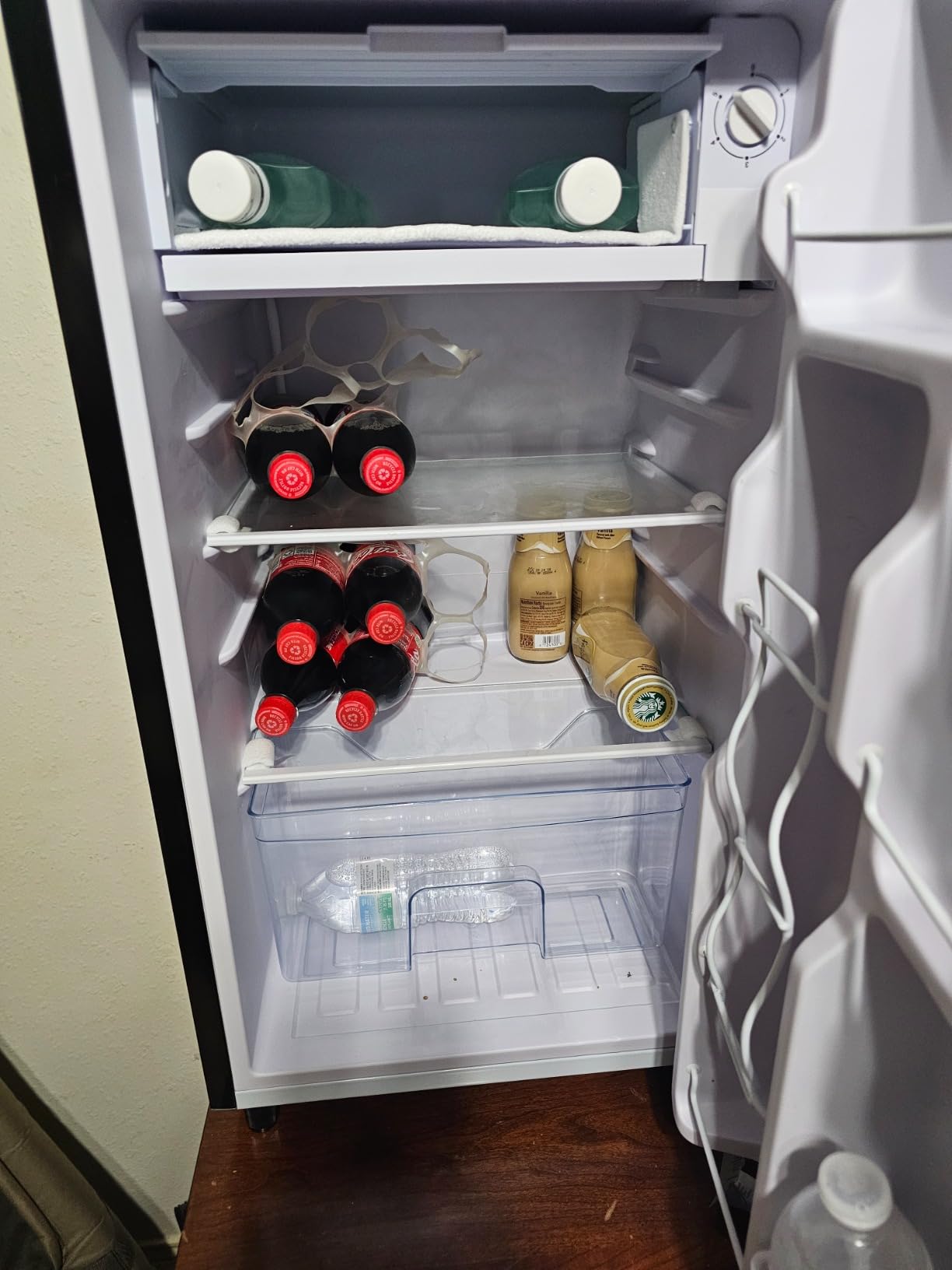 Sweetcrispy 3.2 Cu.Ft Mini Fridge with Freezer Small Refrigerator Single Door Adjustable Thermostat Energy-efficient Low Noise, Compact Fridge for Bedroom, Office, Dorm (Silver Door) Customer Review Sweetcrispy 3.2 Cu.Ft Mini Fridge with Freezer Small Refrigerator Single Door Adjustable Thermostat Energy-efficient Low Noise, Compact Fridge for Bedroom, Office, Dorm (Silver Door) - Customer Photo 2