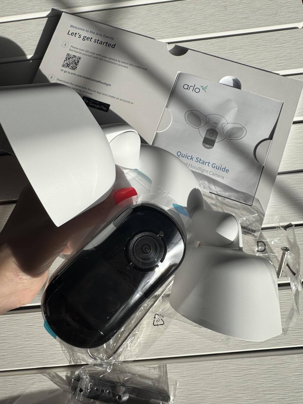 Arlo Wired Floodlight Camera, Home Security Camera with 2K Video and HDR, 2000 Lumens, Integrated Siren, Weather-Resistant, Color Night Vision, 160º Field of View, 2-Way Audio, White (2025) - Customer Photo 1