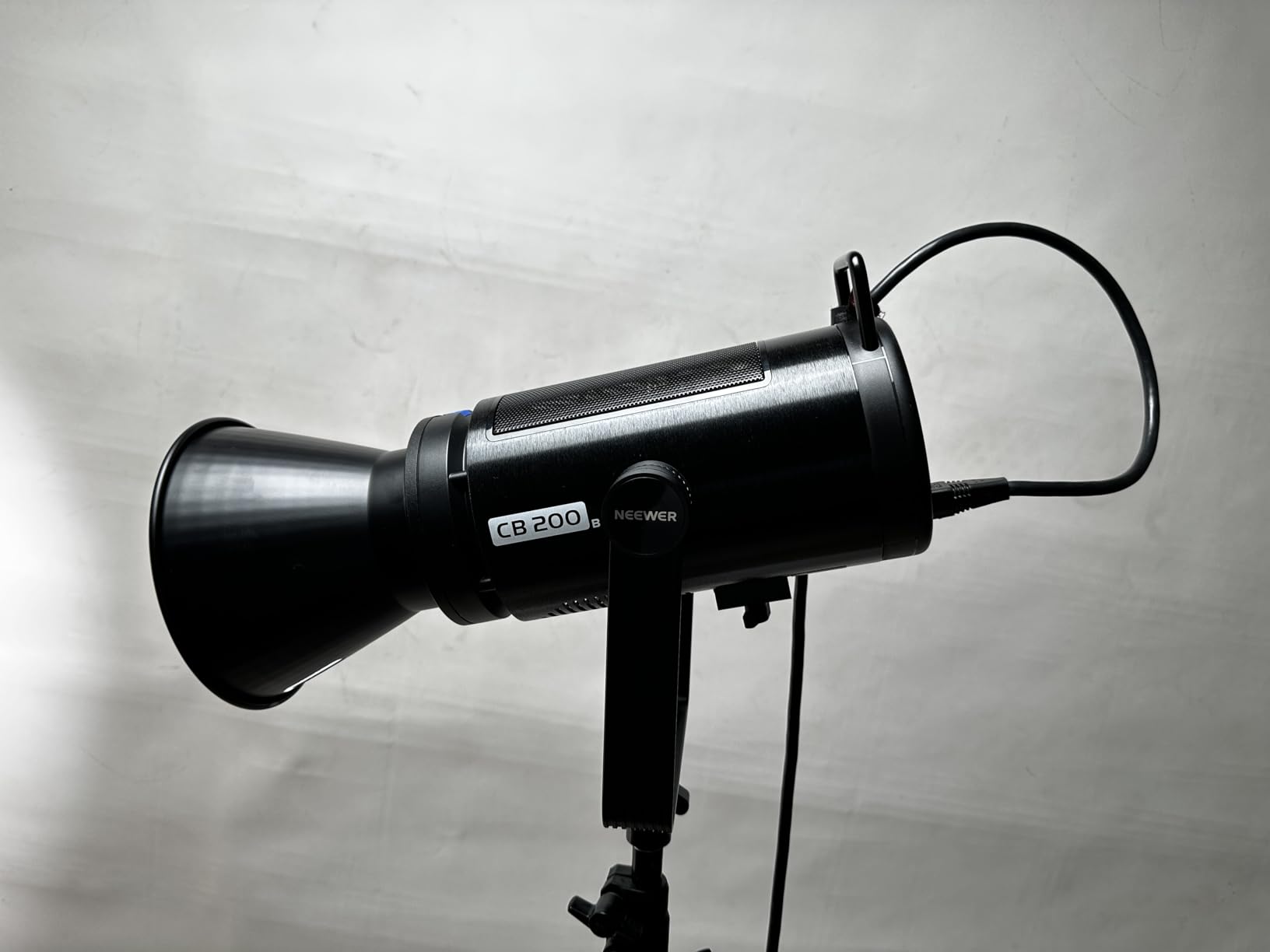 NEEWER CB120B 120W LED Video Light with 2.4G&APP Control COB Bi Color 2700K-6500K 78000lux at 1m/CCT Mode/CRI97/12 Scenes/Bowens Mount Continuous Output Lighting for Studio Photography/Video Recording - Customer Photo 2