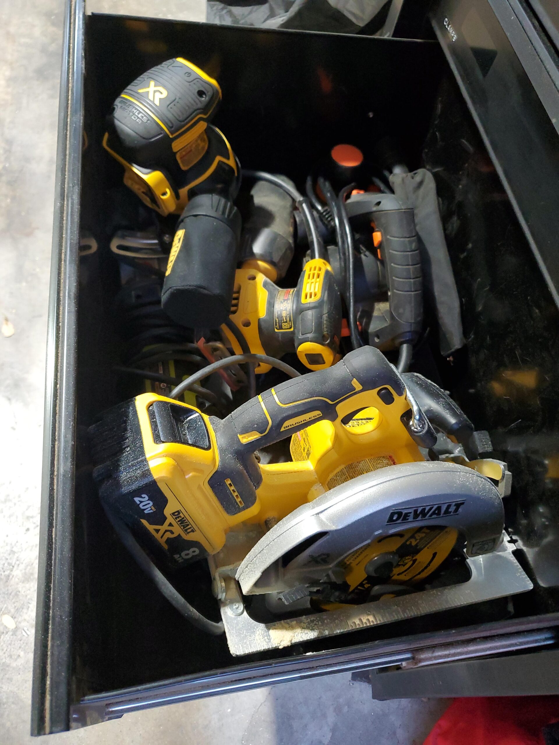 DEWALT 20V MAX XR Brushless Cordless 7-1/4 in. Circular Saw Kit with Battery and Charger (DCS590WW1) - Customer Photo 2