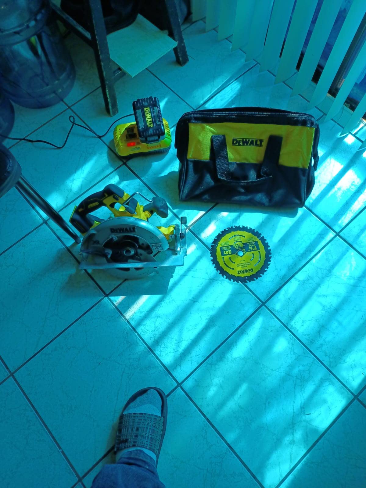 DEWALT 20V MAX XR Brushless Cordless 7-1/4 in. Circular Saw Kit with Battery and Charger (DCS590WW1) - Customer Photo 3