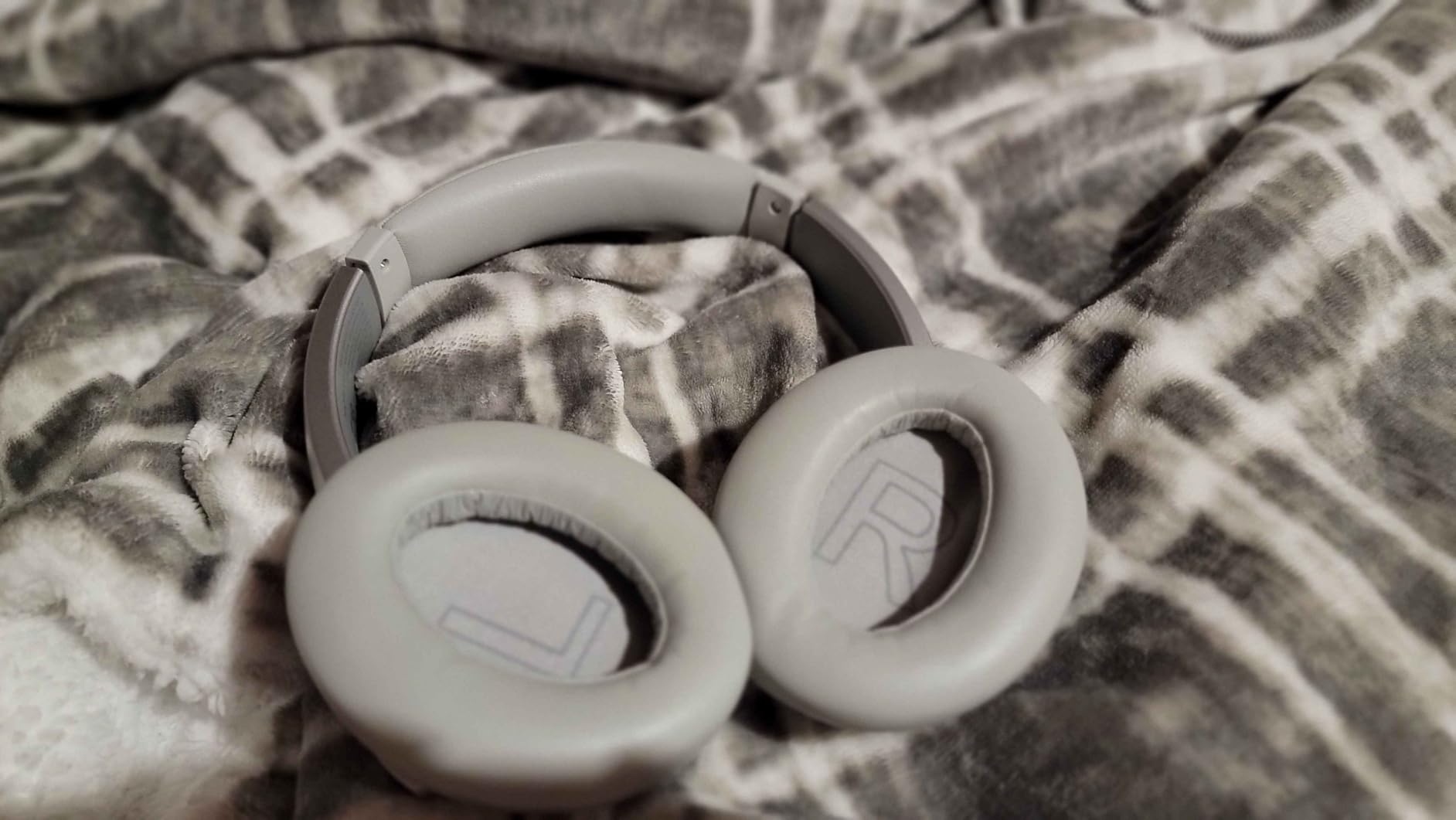 Soundcore Anker Life Q20 Hybrid Active Noise Cancelling Headphones, Wireless Over Ear Bluetooth Headphones, 60H Playtime, Hi-Res Audio, Deep Bass, Foam Ear Cups, Travel, Office, USB-C Charging - Customer Photo 2
