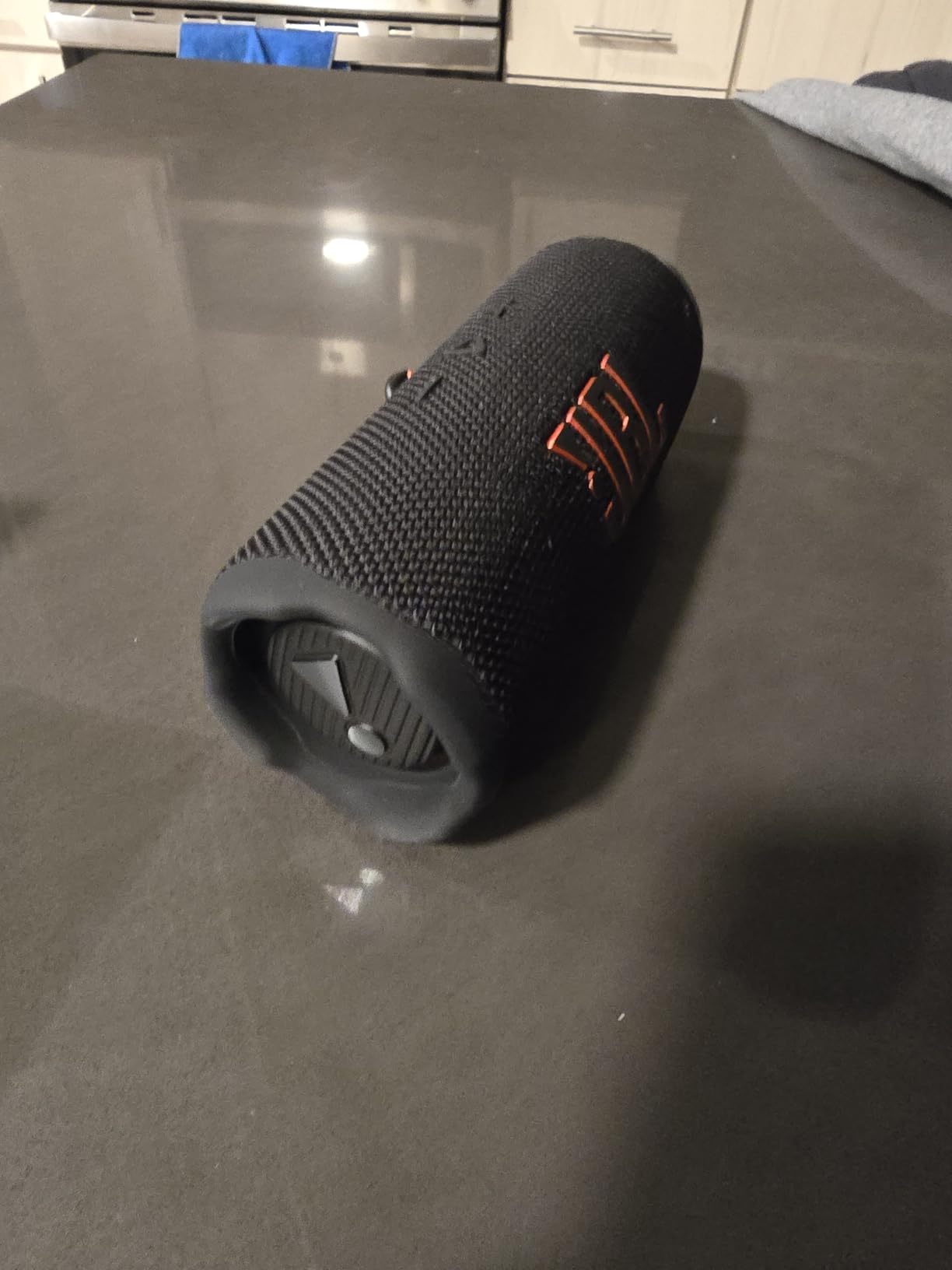 JBL Flip 7 - Portable Waterproof and Drop-Proof Speaker, Bold JBL Pro Sound with AI Boost, 16Hrs of Playtime, and PushLock System (Black) customer photo 1