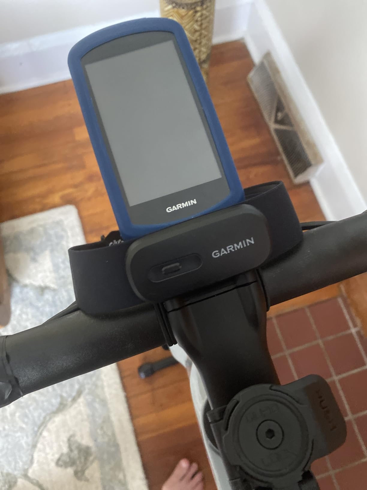 Garmin HRM 200 Heart Rate Monitor, Accurate Heart Rate and HRV Data, Comfortable Machine Washable Strap, M-XL - Customer Photo 3