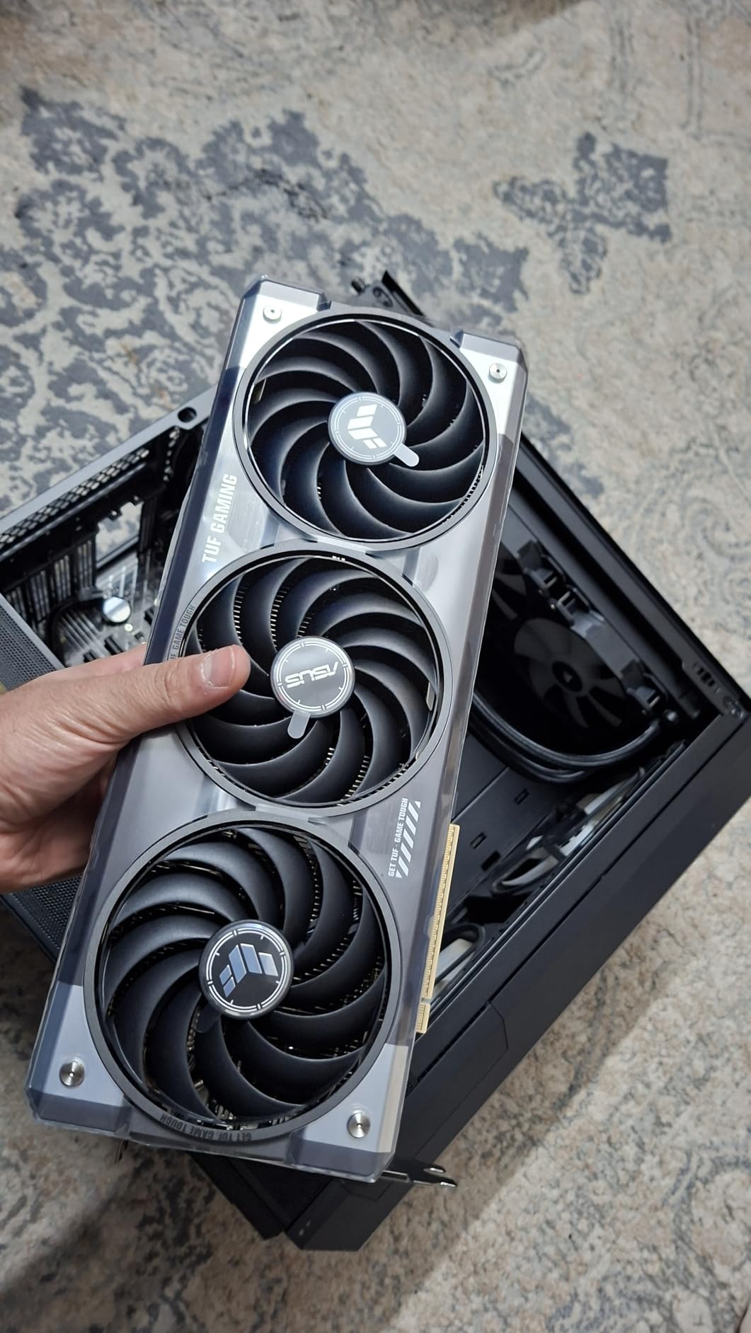 ASUS TUF GeForce RTX 5070 12GB GDDR7 OC Edition Graphics Card, NVIDIA, Desktop (PCIe 5.0, HDMI/DP 2.1, 3.125-Slot, Military-Grade Components, Protective PCB Coating, Axial-tech Fans) customer photo 1