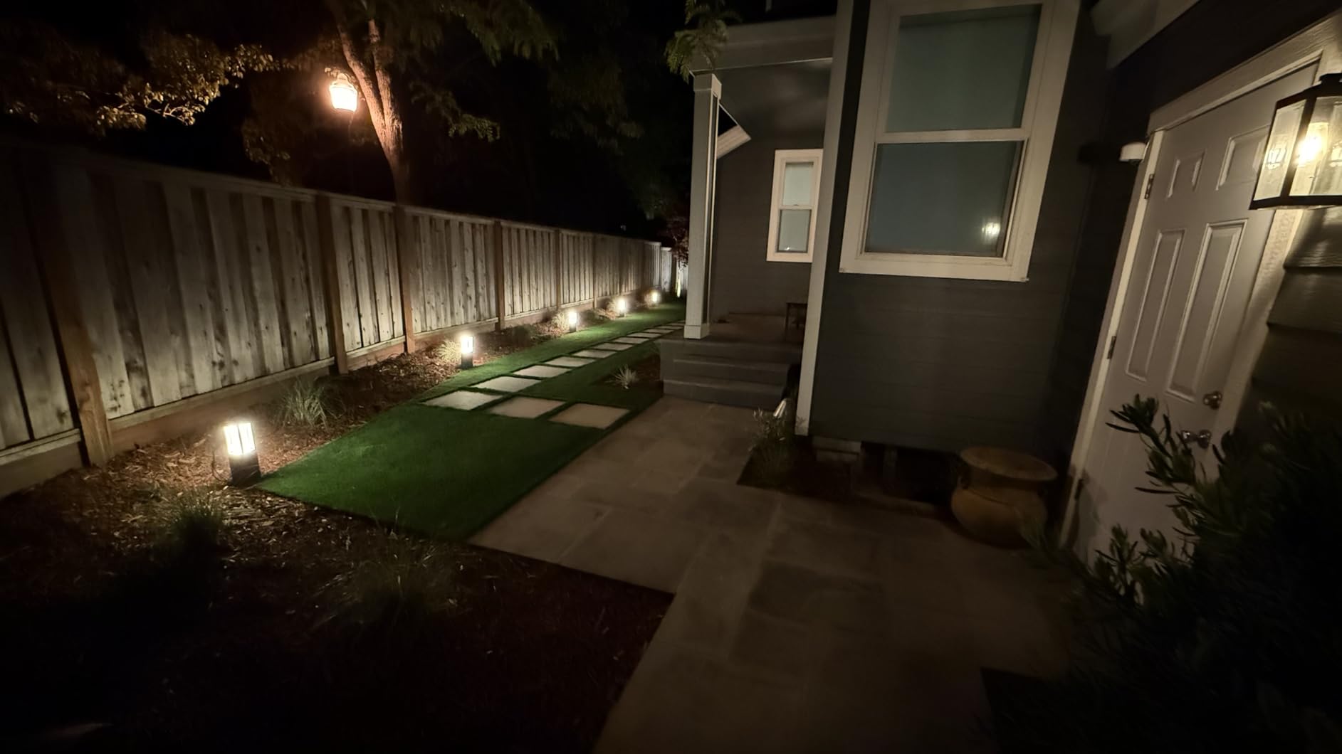 Philips Hue Impress Outdoor Pedestal Light (Low-volt), (400 x 100mm) White & Color Light, Voice Control, Bridge required - Customer Photo 1
