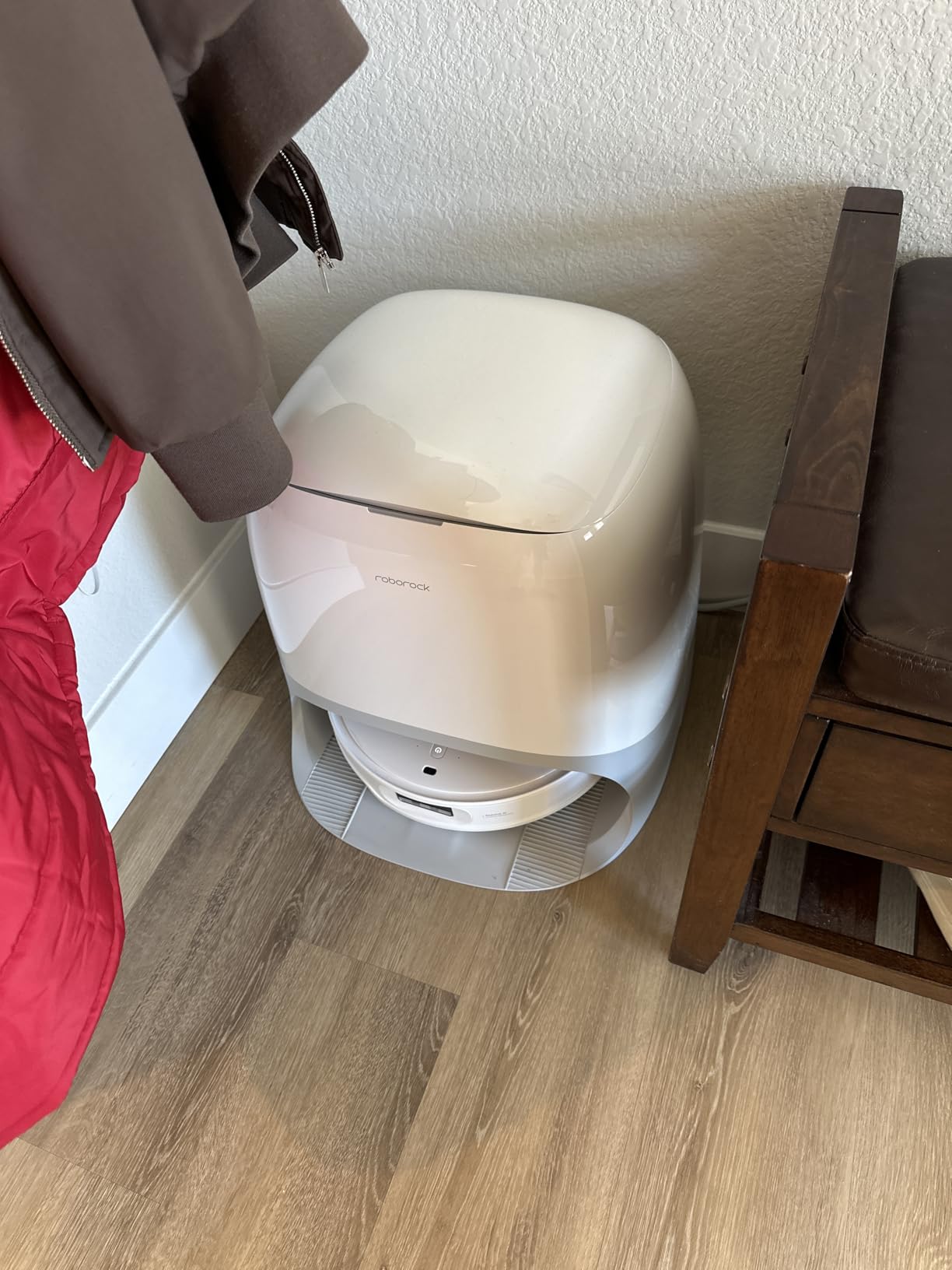Roborock Qrevo CurvX Robot Vacuum and Mop, 22,000Pa Suction, 3.14'' Ultra Slim, Zero-Tangling Design, Reactive AI Obstacle Recognition, AdaptiLift Chassis, Auto Hot Water Mop Washing & Drying customer photo 2