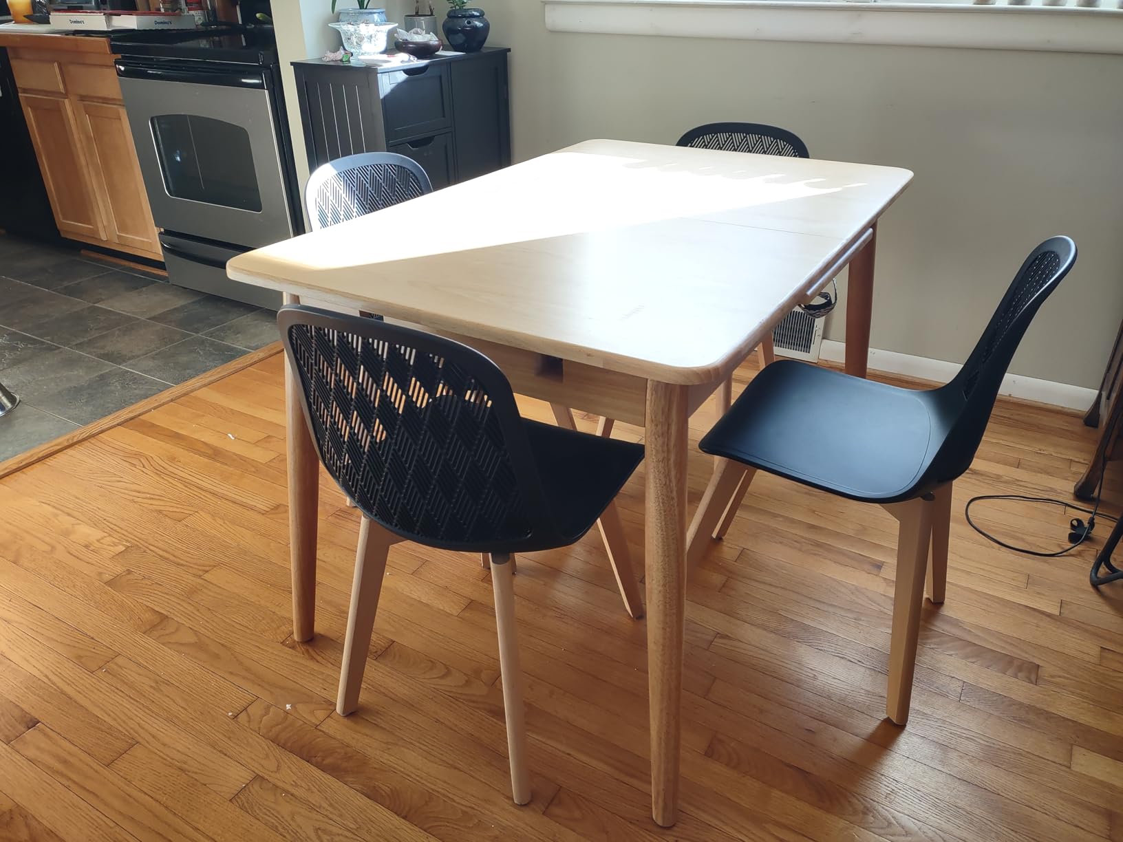 Solid Wood Extendable Dining Table for 4-8 People with Seamless Extension from 47.2 to 63 Inches, Easy Assembly, Expandable Tables for Small Spaces, Dining Room, Kitchen, Living Room, Walnut Customer Review Solid Wood Extendable Dining Table for 4-8 People with Seamless Extension from 47.2 to 63 Inches, Easy Assembly, Expandable Tables for Small Spaces, Dining Room, Kitchen, Living Room, Walnut - Customer Photo 1