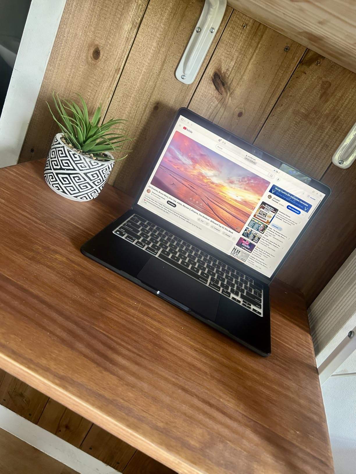 2025 MacBook Air 13-inch Laptop with M4 chip: Built for Apple Intelligence, 13.6-inch Liquid Retina Display, 16GB Unified Memory, 256GB SSD Storage, 12MP Center Stage Camera, Touch ID; Silver customer photo 1