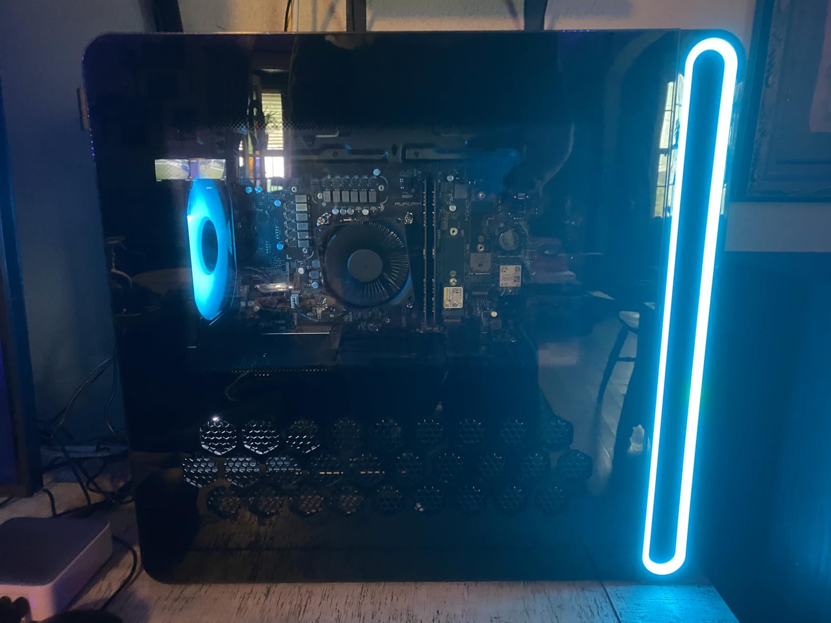 Alienware Aurora Gaming Desktop ACT1250 - Intel Core Ultra 7 265F Processor, Air Cooled, NVIDIA GeForce RTX 5060Ti, 16GB DDR5 RAM, 1TB SSD, 500W Platinum Rated PSU, Windows 11 Home - Clear Panel customer photo 2