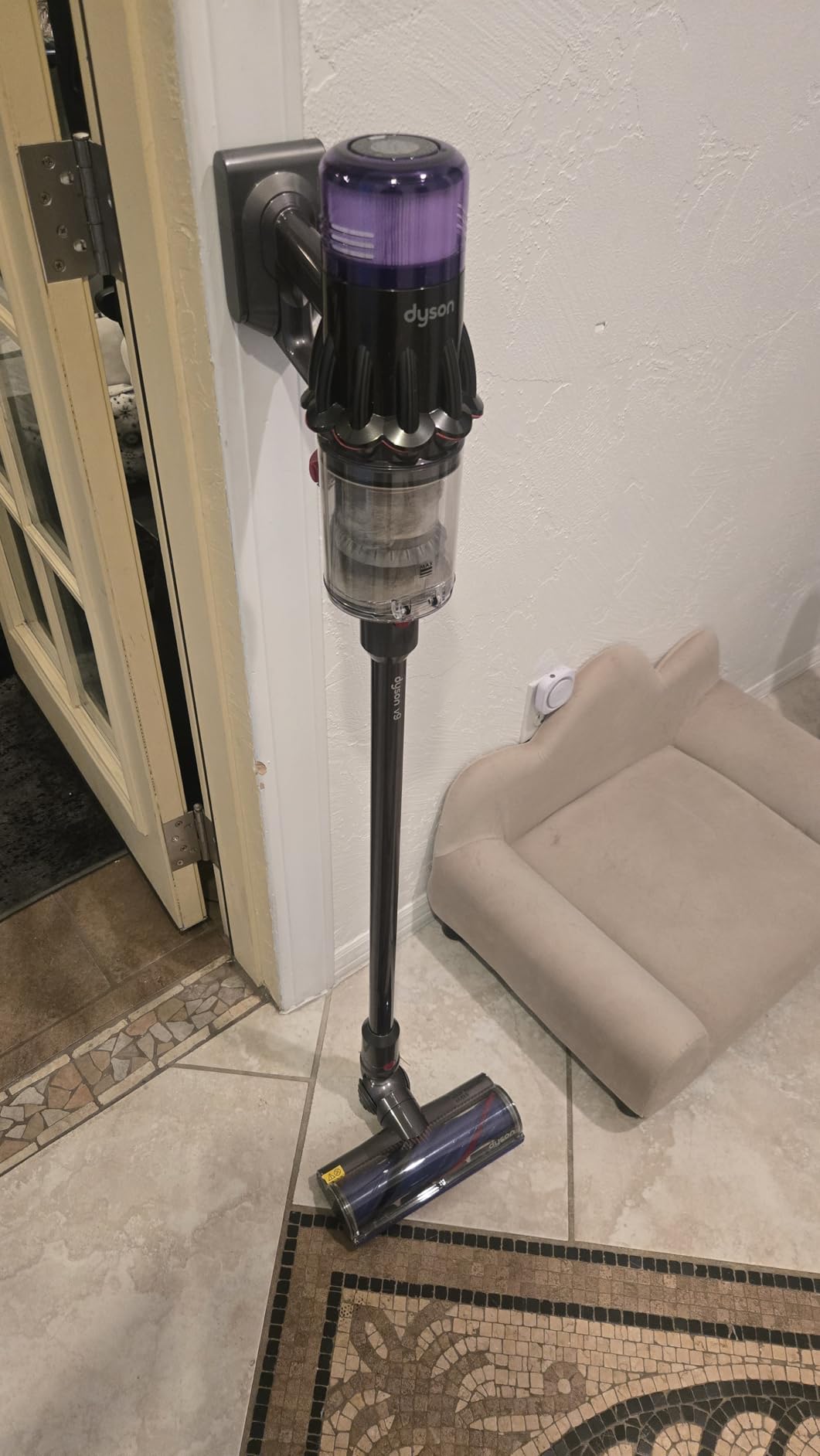 Dyson V9 Motorbar Cordless Vacuum, Cleans Hard Floors and Carpets, Detangles, Converts to Handheld, 100AW, 3 Power Modes, Up to 40 Minutes Customer Review Dyson V9 Motorbar Cordless Vacuum, Cleans Hard Floors and Carpets, Detangles, Converts to Handheld, 100AW, 3 Power Modes, Up to 40 Minutes - Customer Photo 1