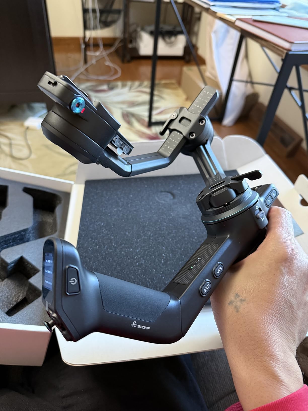 FeiyuTech SCORP 3 Gimbal Stabilizer for Camera, Built-in AI Tracking Sensor & Detachable Remote Control, 3.5KG Payload Camera Stabilizer with Touch Screen, Vertical Shooting - Customer Photo 2