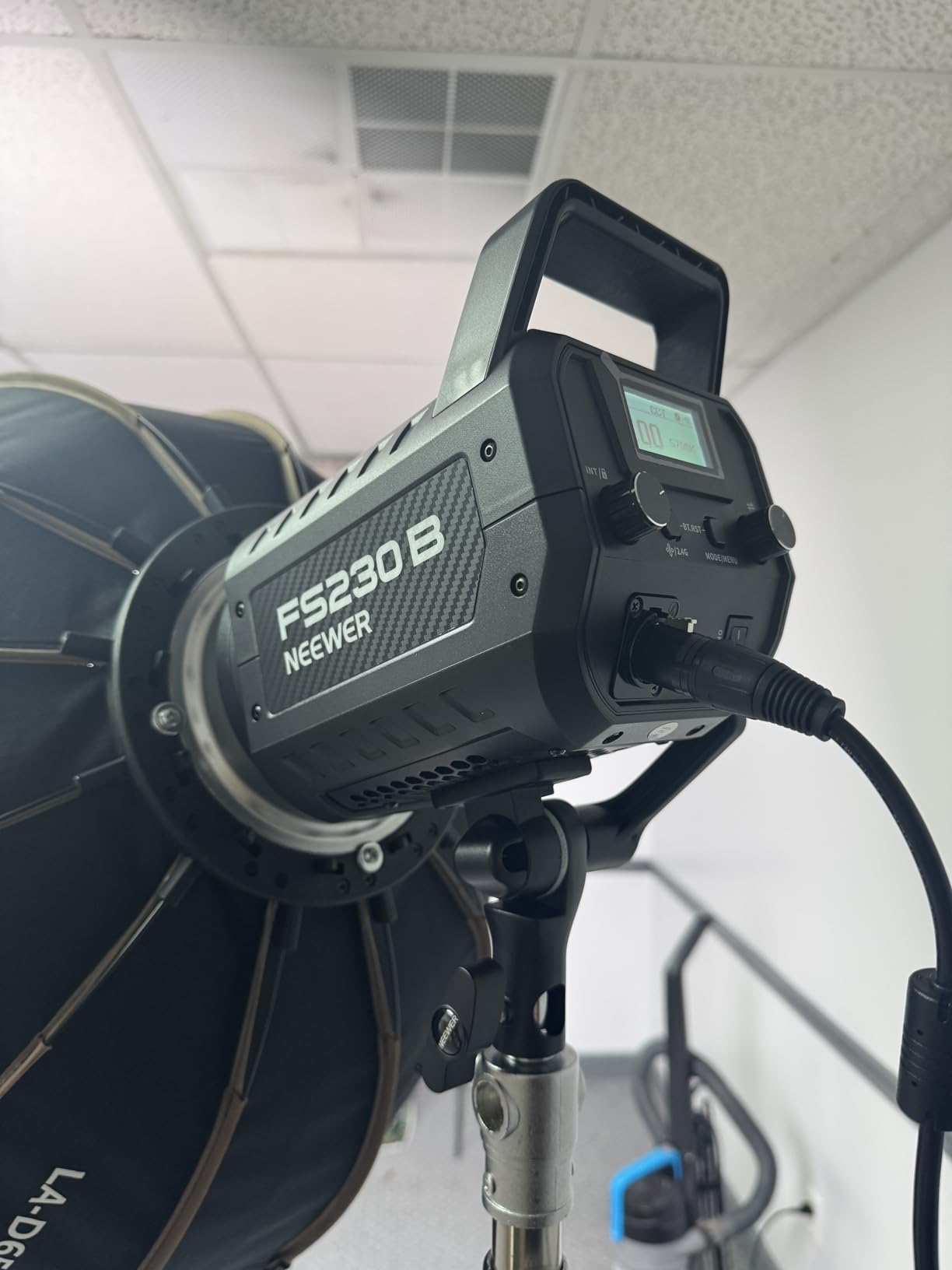 NEEWER FS300B 300W LED Studio Video Light, Bi Color COB Continuous Lighting with 2.4G/APP Control 44500Lux/1m 2700K-6500K CRI97+, 12 Scenes, Bowens Mount Spotlight for Photography Recording Streaming - Customer Photo 2