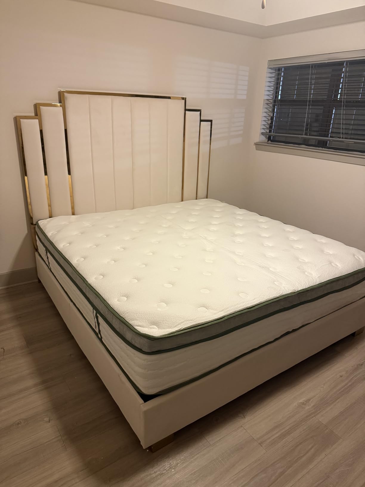 King Mattress 14 Inch Hybrid Memory Foam Mattress in a Box with Individual Pocket Innerspring for Motion Isolation & Pressure Relief, Edge Support, Medium Firm Customer Review King Mattress 14 Inch Hybrid Memory Foam Mattress in a Box with Individual Pocket Innerspring for Motion Isolation & Pressure Relief, Edge Support, Medium Firm - Customer Photo 1