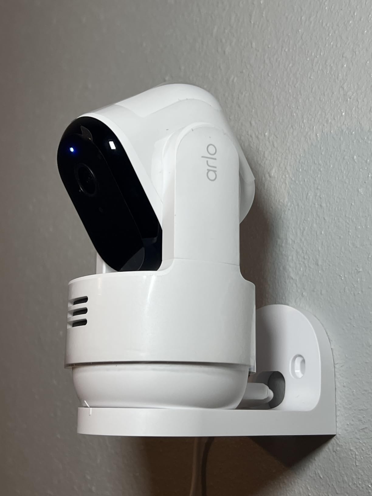 Arlo Essential Indoor Pan Tilt Security Camera 2K (2025 Release) - Wired Plug-in Power, Person Recognition, Animal Detection, Animated Preview, 1-Month Secure Plan, Auto Motion Tracking, 1 Cam, White - Customer Photo 1