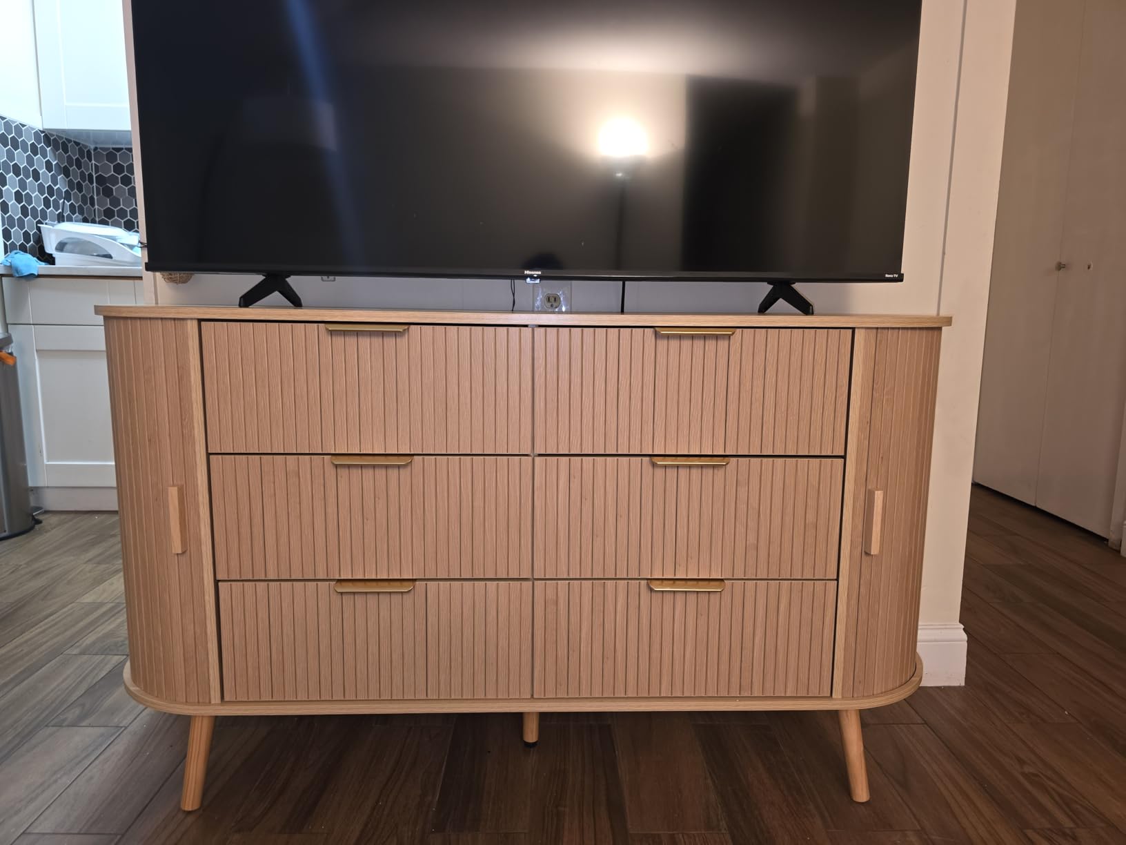 Fluted 6 Drawers Dresser, 55'' Wide Mid Century Modern Chest of Drawers with Sliding Door & Metal Handles, Curved Profile & Sturdy Legs, Wood TV Stand for Bedroom, Living Room (Natural Oak) - Customer Photo 1
