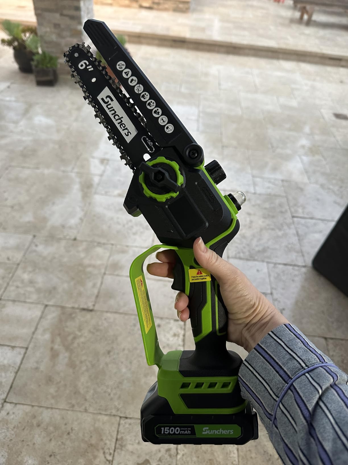 Mini Chainsaw Cordless, 6 Inch Electric Chainsaw with 2 Battery, Handheld Battery Powered Chain Saw with Auto Oiler, Gardening Tool Saw for Wood/Tree Cutting, Gifts for Dad, Men, Husband for Christmas - Customer Photo 2
