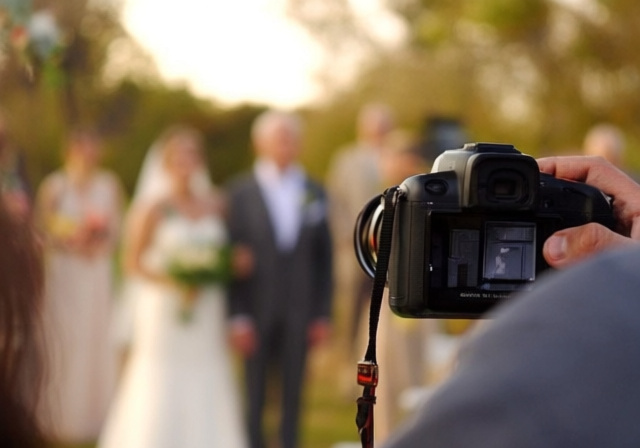 Best Canon Cameras for Wedding Photography in [cy] - Complete Guide - findingdulcinea