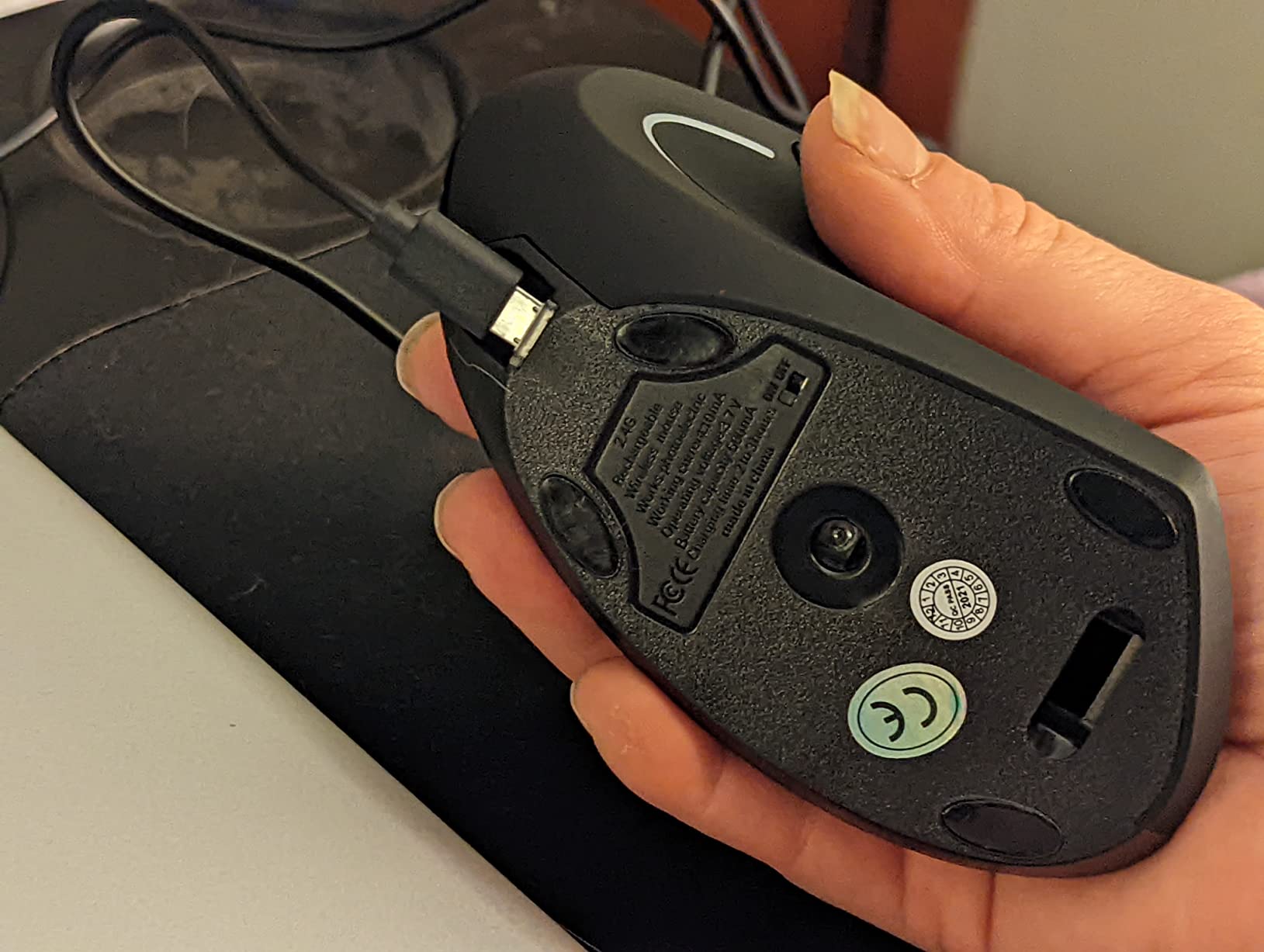 Ergonomic Mouse, LEKVEY Vertical Wireless Mouse - Rechargeable 2.4G Optical Vertical Mice : 3 Adjustable DPI 800/1200/1600 Levels 6 Buttons, for Laptop, Mac, PC, Computer, Desktop, Notebook etc, Black customer photo 1